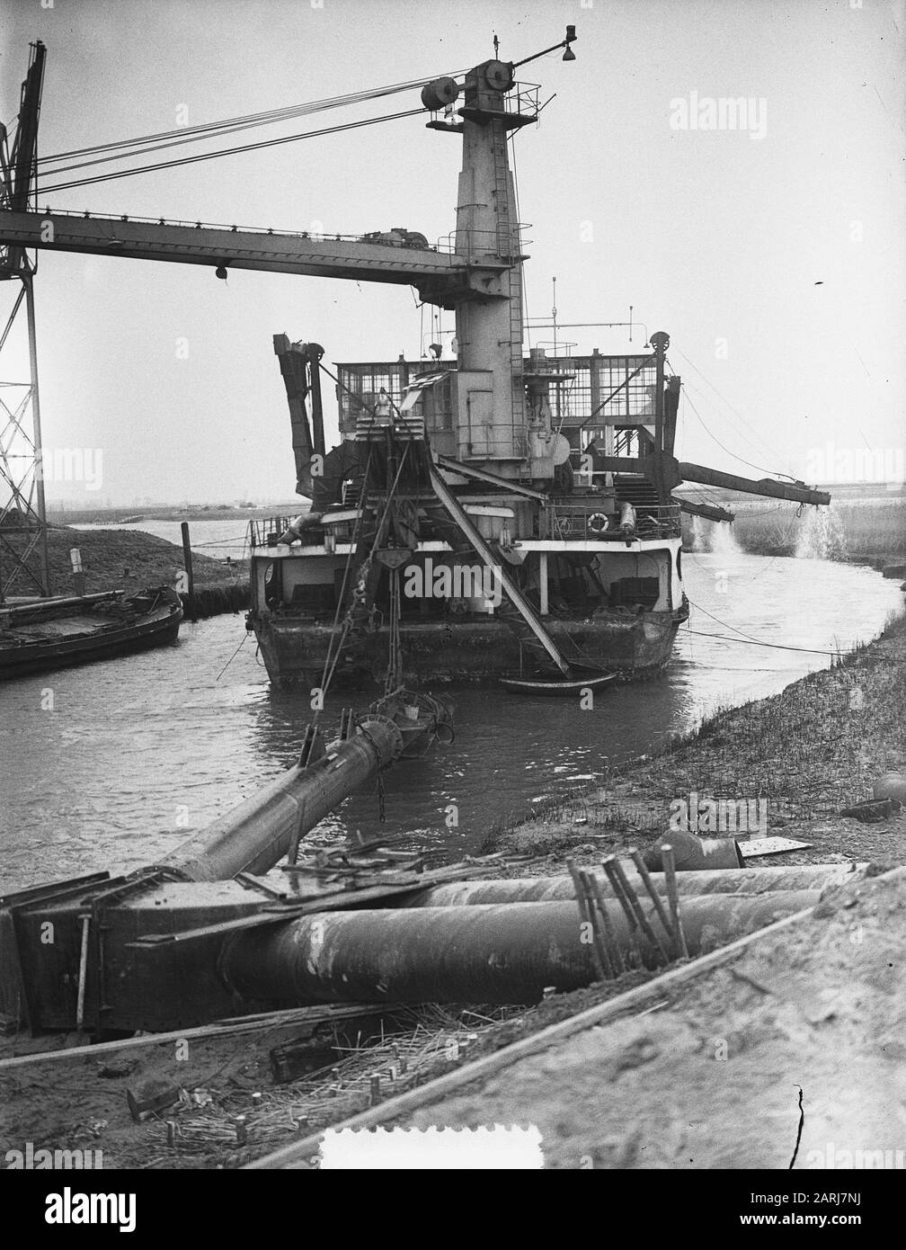 [Watersnood] Sandsucker Ahoy aspire l'eau du Hoeksewaard à Oude Maas près de Puttershoek Date : 12 février 1953 lieu : Puttershoek mots clés : inondations, rivières, état de l'eau, meuniers de sable Banque D'Images
