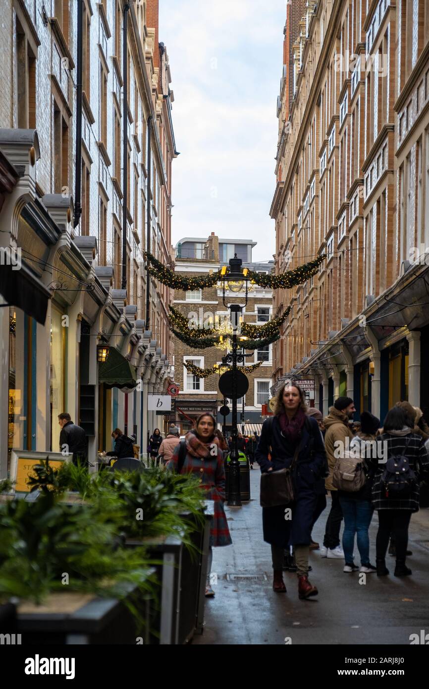 Londres / Royaume-Uni - 01 décembre 2019: Cecil court Road dans la ville de Westminster, Londres décoré de couleurs vives pour Noël. Noël est l'un des plus désirab Banque D'Images