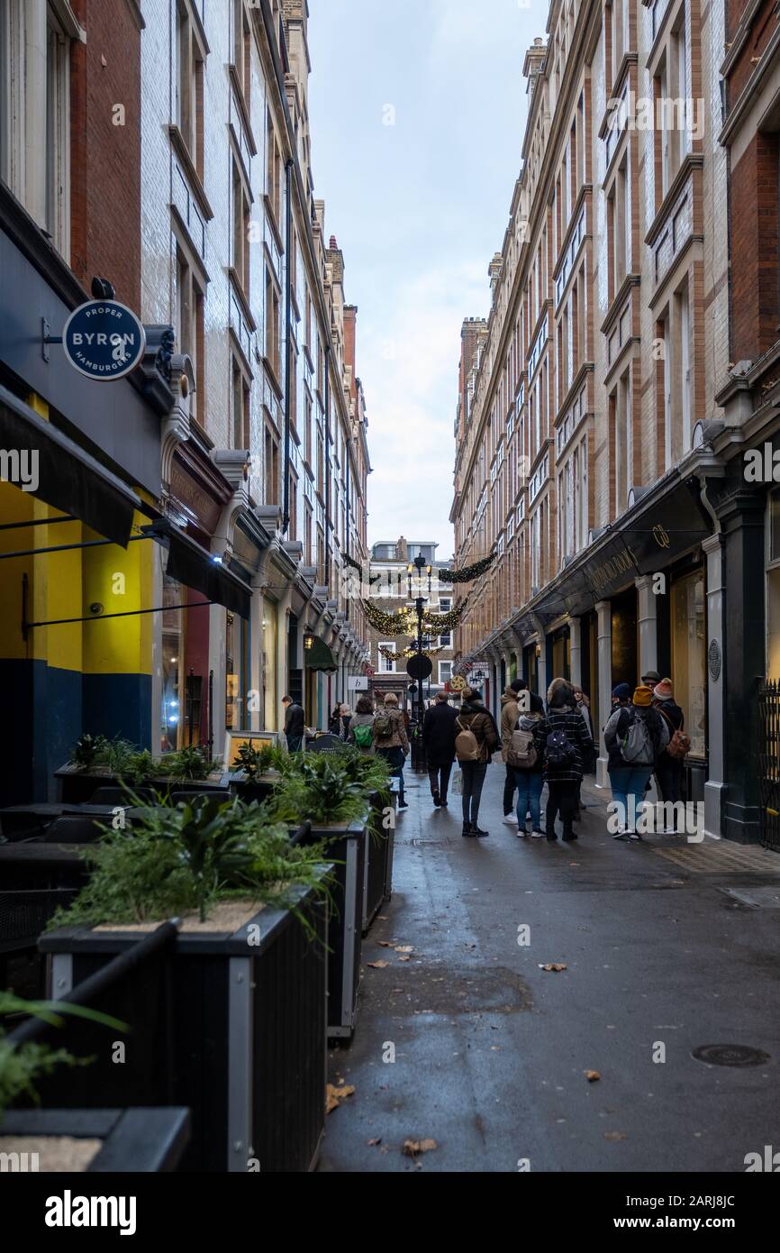 Londres / Royaume-Uni - 01 décembre 2019: Cecil court Road dans la ville de Westminster, Londres décoré de couleurs vives pour Noël. Noël est l'un des plus désirab Banque D'Images