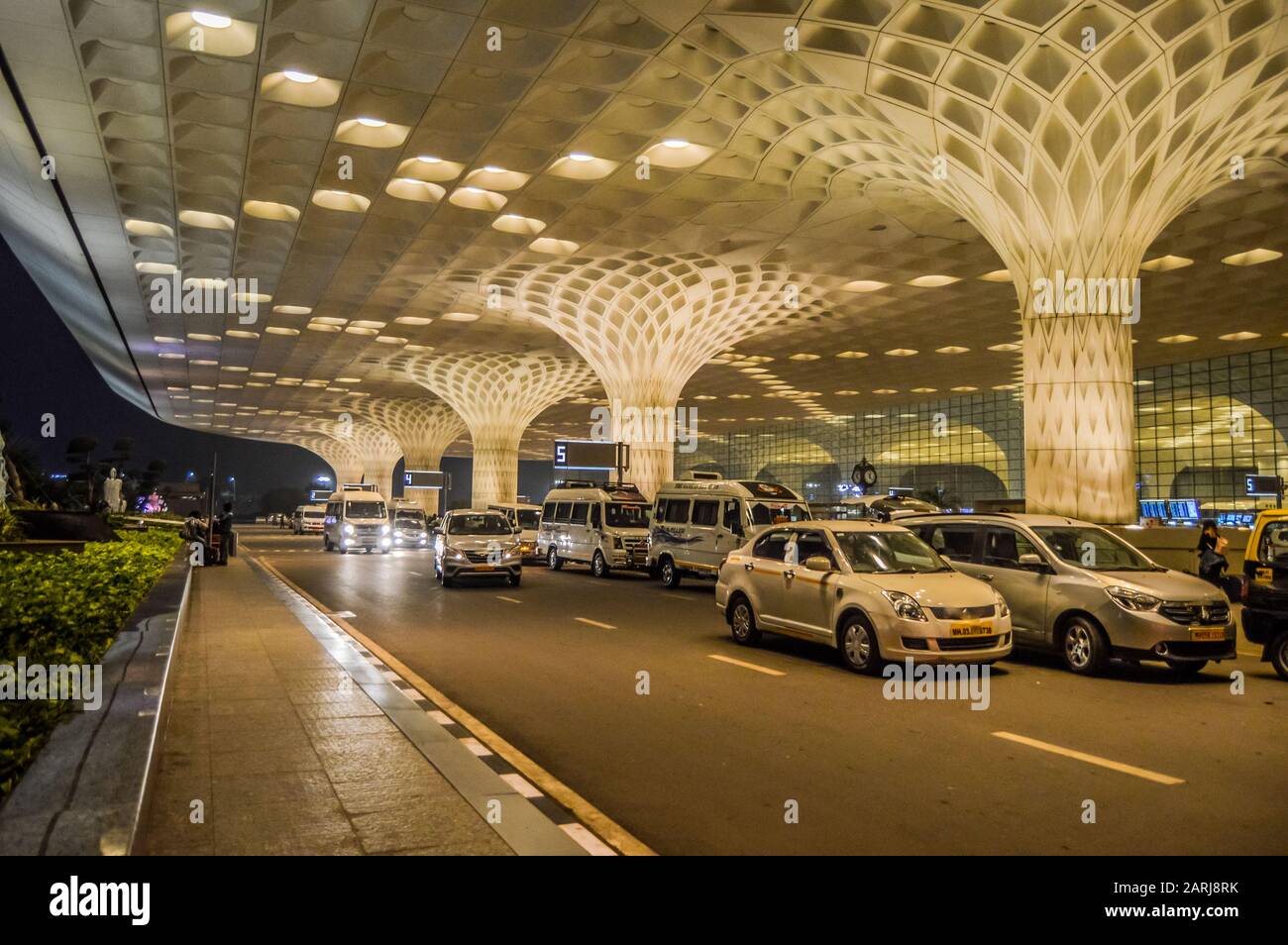 Beaux extérieurs de l'aéroport international de Mumbai pendant la nuit a également appelé l'aéroport international de Chhatrapati Shivaji Banque D'Images