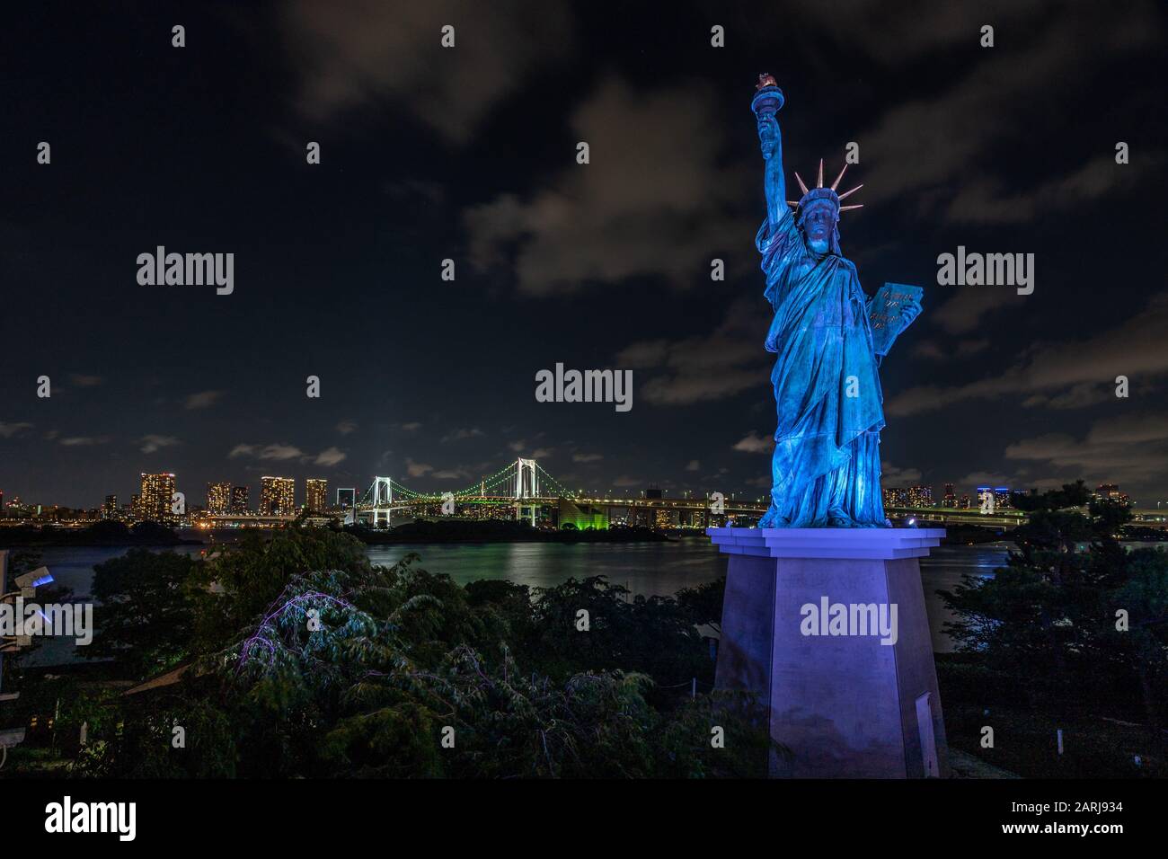 Statue de la liberté réplique à Odaiba, une île artificielle surplombant la baie de Tokyo, Japon Banque D'Images