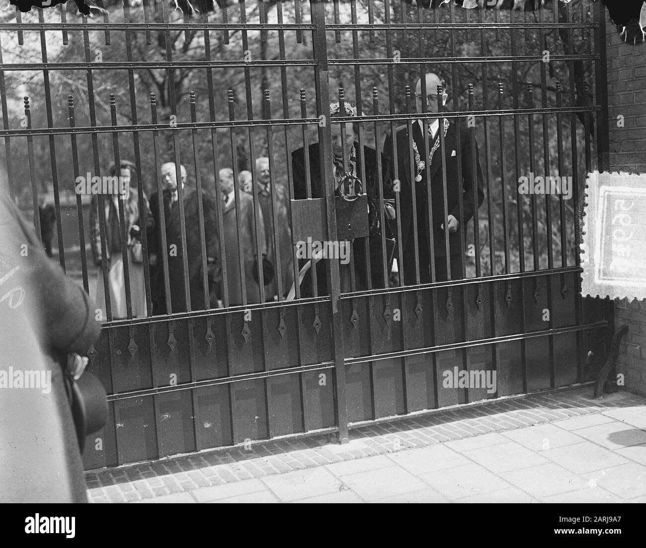 H. M. de Koningin ouvre le jardin Paleis Noordeinde pour le public Date: 29 avril 1953 mots clés: Jardin, ouvertures, public Nom personnel: H. M. de Queen Institutioningsname: Paleis Noordeinde Banque D'Images
