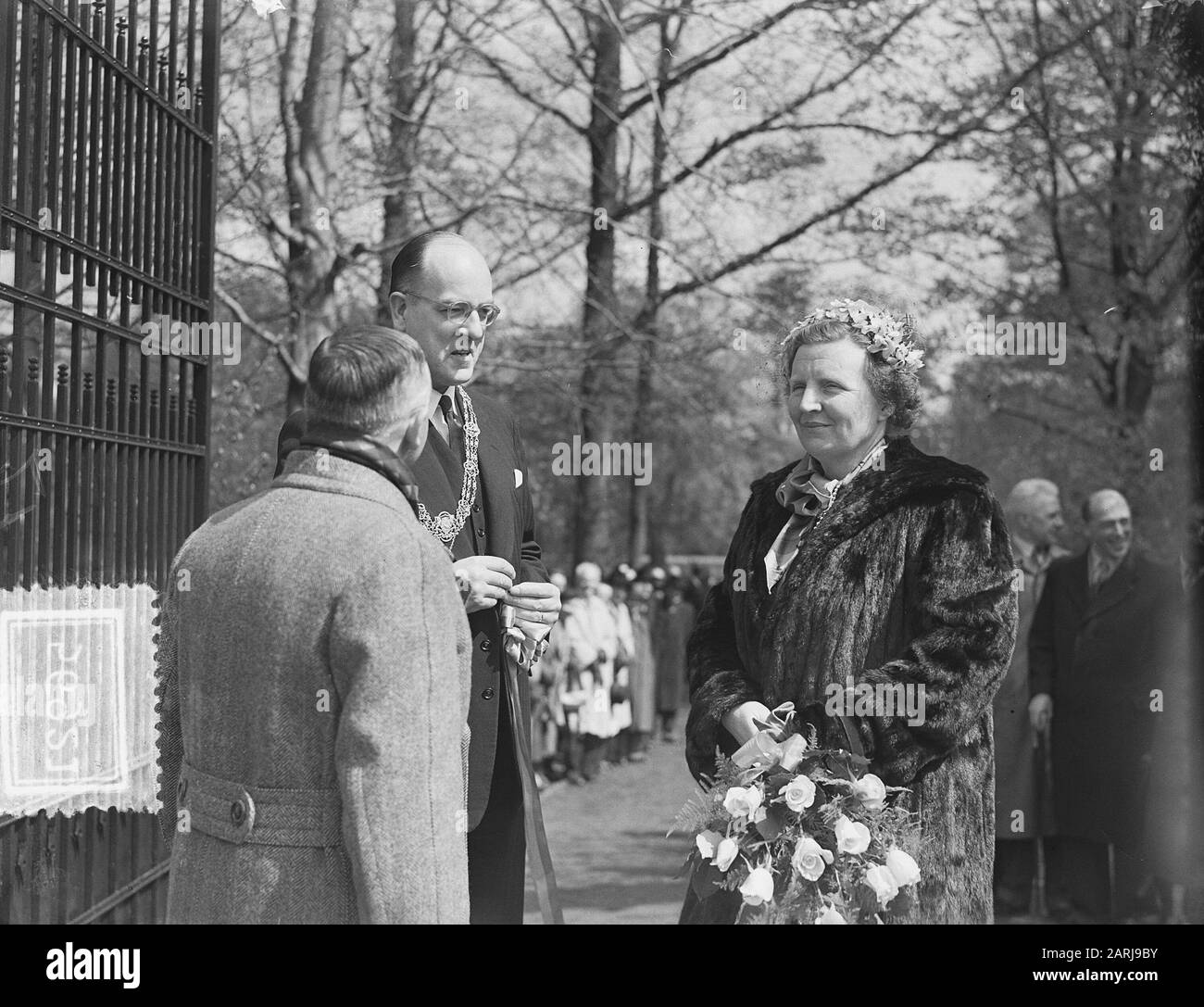 H. M. de Koningin ouvre le jardin Paleis Noordeinde au public. Enregistrements de H. M. de Koningin Date: 29 avril 1953 mots clés: Recommander, JARDIN, ouvertures, public Nom personnel: H. M. de Koningin Institutioningsnaam: Paleis Noordeinde Banque D'Images