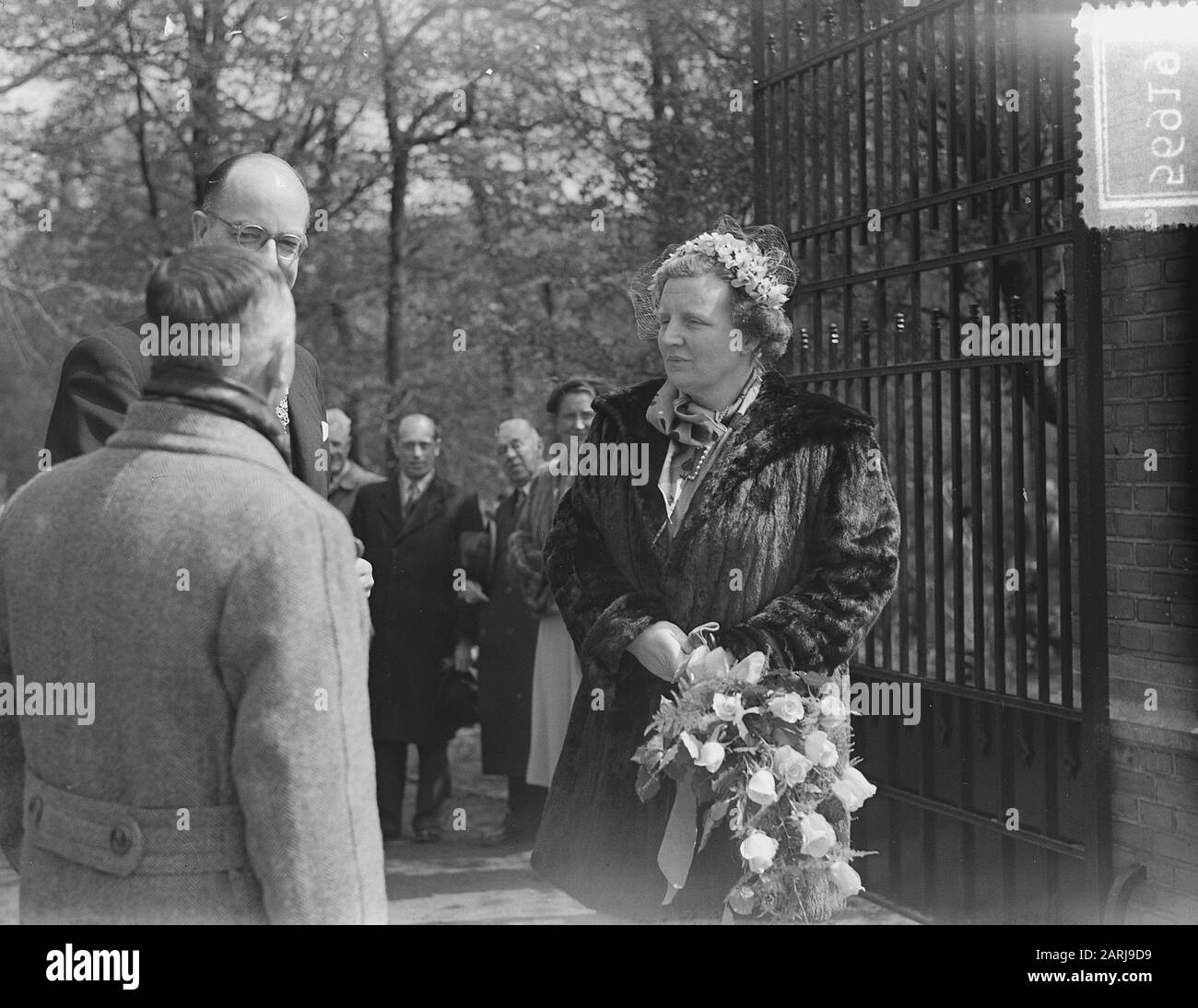 H. M. de Koningin ouvre le jardin Paleis Noordeinde au public. Enregistrements de H. M. de Koningin Date: 29 avril 1953 mots clés: Recommander, JARDIN, ouvertures, public Nom personnel: H. M. de Koningin Institutioningsnaam: Paleis Noordeinde Banque D'Images