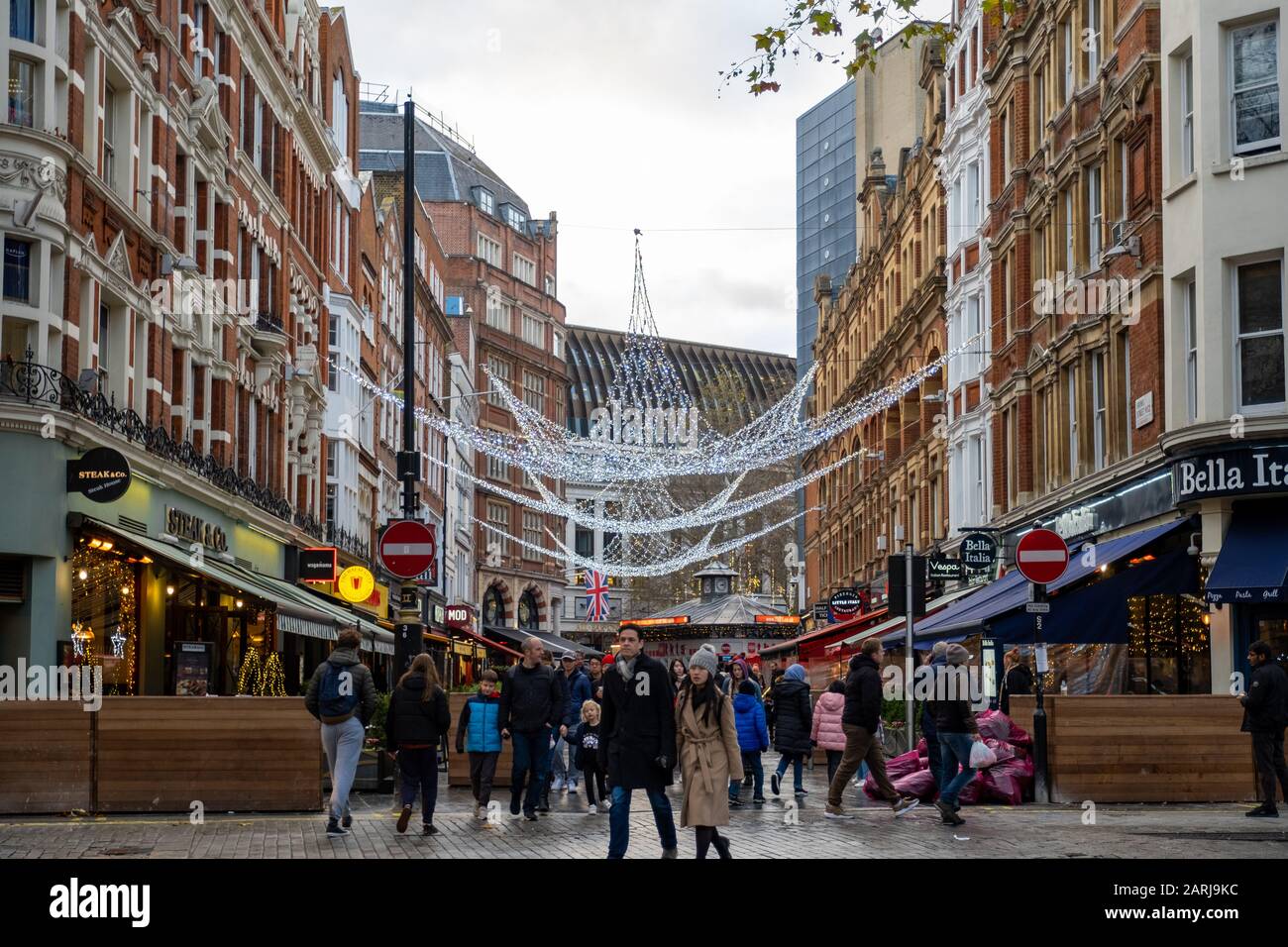 Londres / Royaume-Uni - 1er décembre 2019 : Irving Street dans la ville de Westminster, Londres décoré de couleurs vives pour Noël. Noël est l'un des plus souhaitables Banque D'Images
