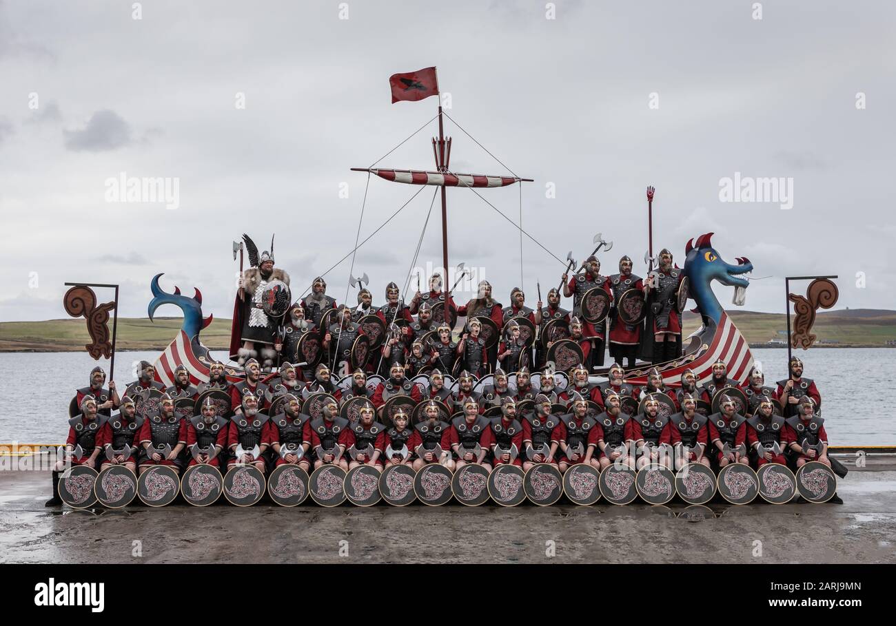 Lerwick, Shetland Isles, Écosse, Royaume-Uni. 28 janvier 2020. Vers le haut Helly Aa 2020 Guizer Jarl Liam Summers et son escouade sur le navire en galette du sapin viking Banque D'Images