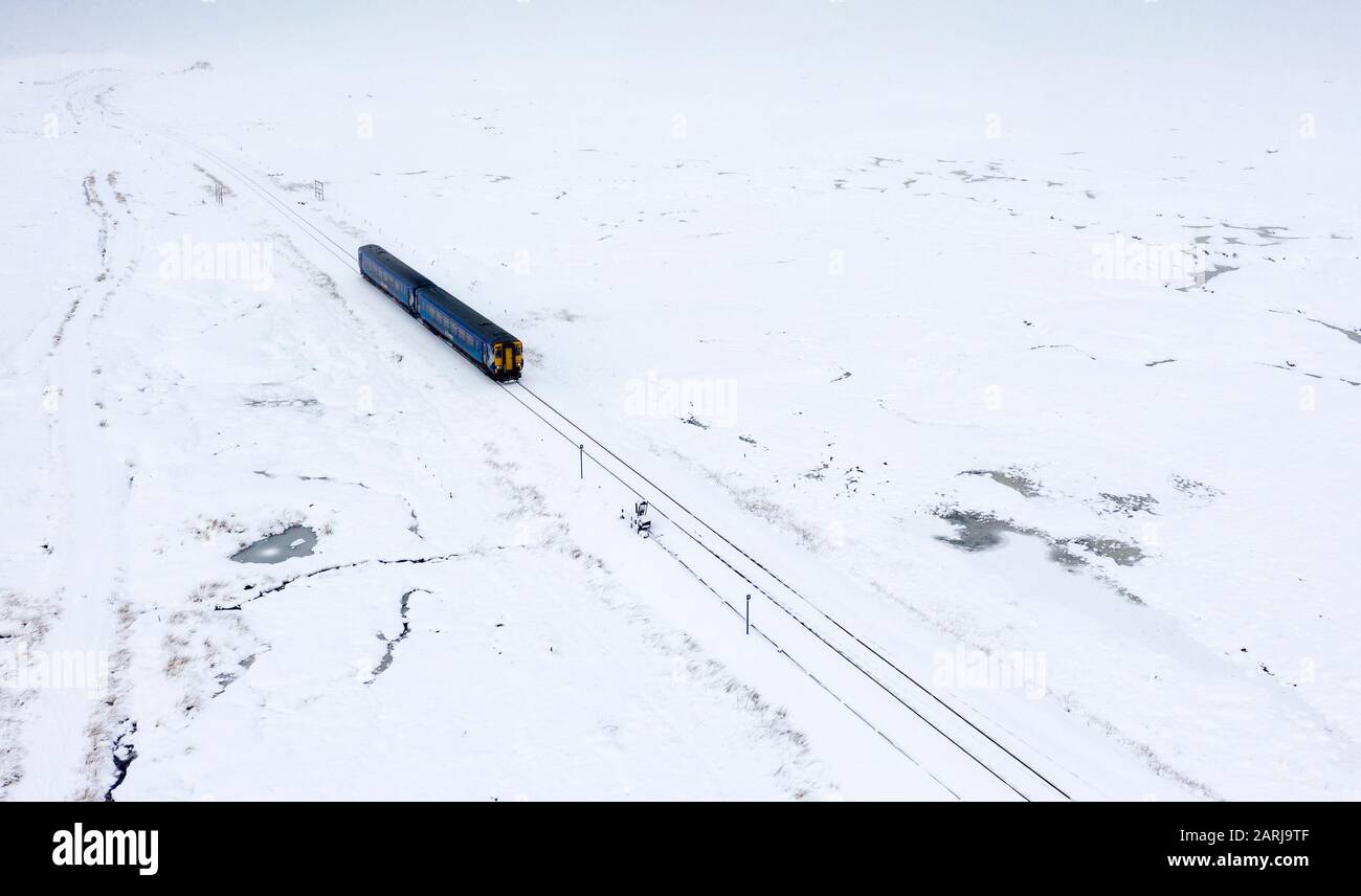 Corrour, Écosse, Royaume-Uni. 28 Janvier 2020. Un train ScoTrail traverse de la neige épaisse à Corrour sur itÕs Way de Mallaig à Glasgow sur la West Highland Line. La gare de Corrour est le chemin de fer le plus élevé de Grande-Bretagne à une hauteur de 1338 pieds au-dessus du niveau de la mer. Iain Masterton/Alay Live News. Banque D'Images