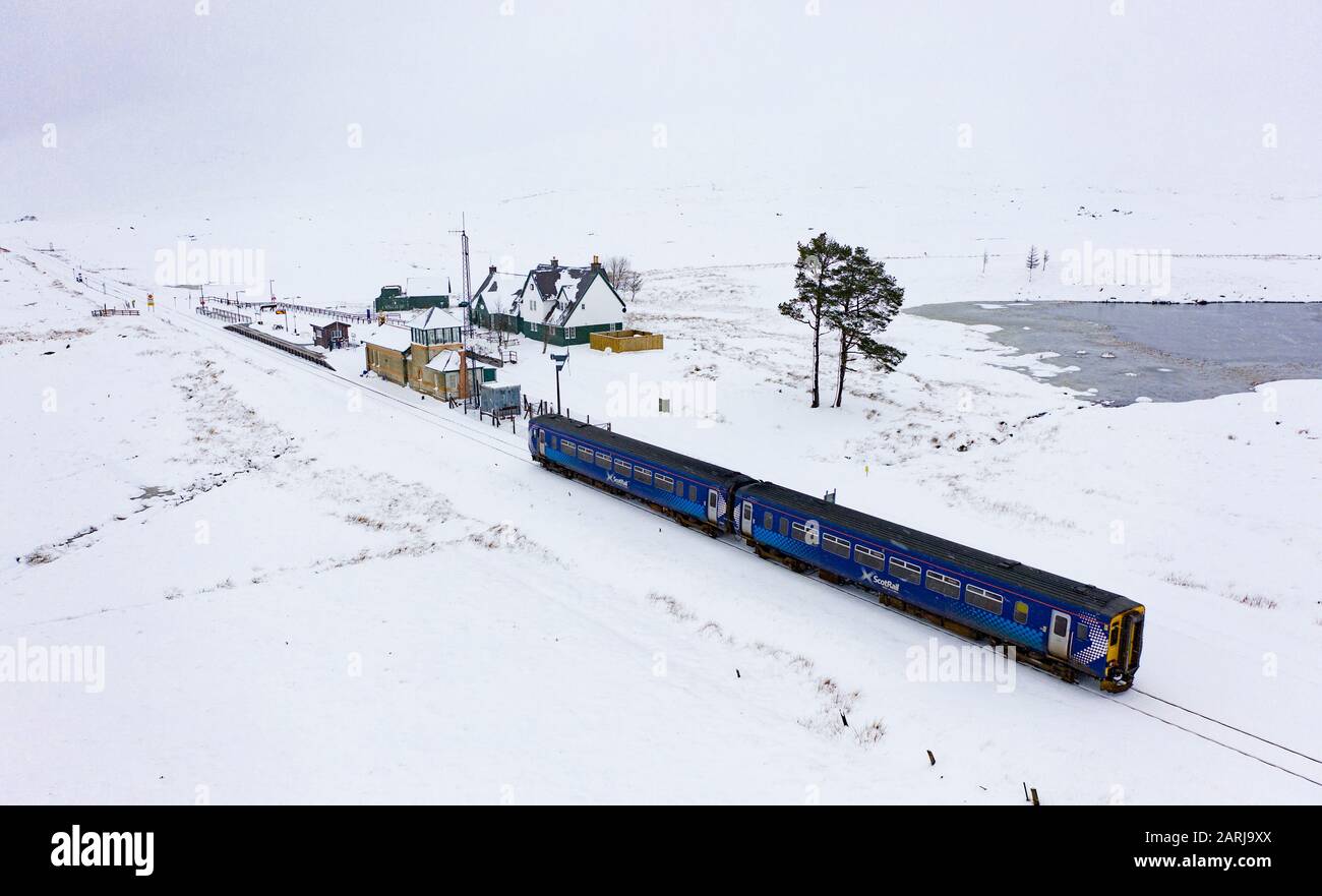 Corrour, Écosse, Royaume-Uni. 28 Janvier 2020. Un train ScoTrail traverse de la neige épaisse à la gare de Corrar sur itÕs Way de Glasgow à Mallaig sur la West Highland Line. La gare de Corrour est le chemin de fer le plus élevé de Grande-Bretagne à une hauteur de 1338 pieds au-dessus du niveau de la mer. Iain Masterton/Alay Live News. Banque D'Images