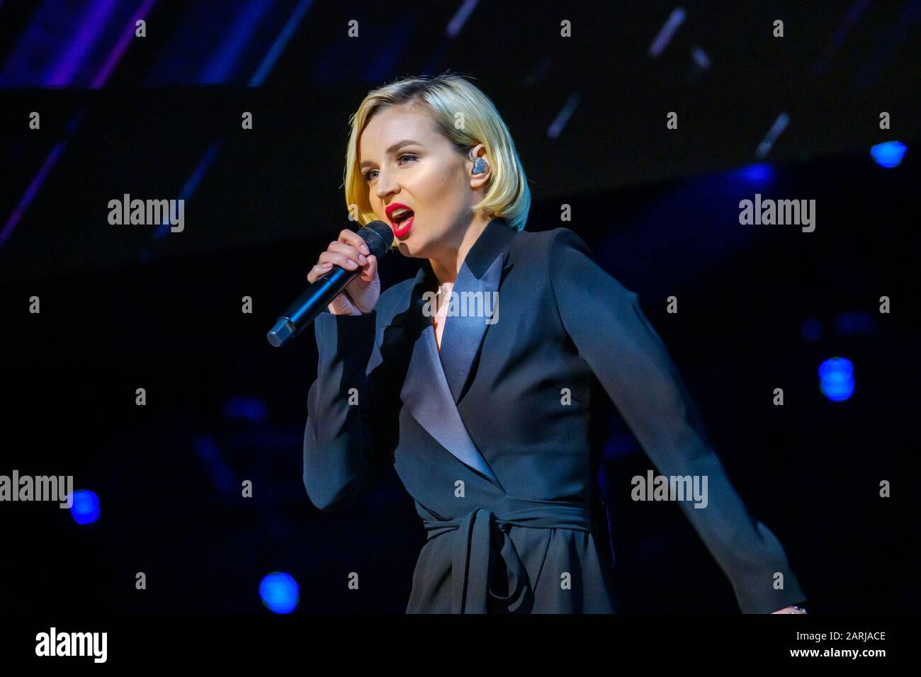 La célèbre chanteuse russe Polina Gagarina chante devant les participants au forum d'affaires Banque D'Images