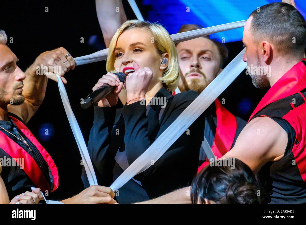 La célèbre chanteuse russe Polina Gagarina chante devant les participants au forum d'affaires Banque D'Images