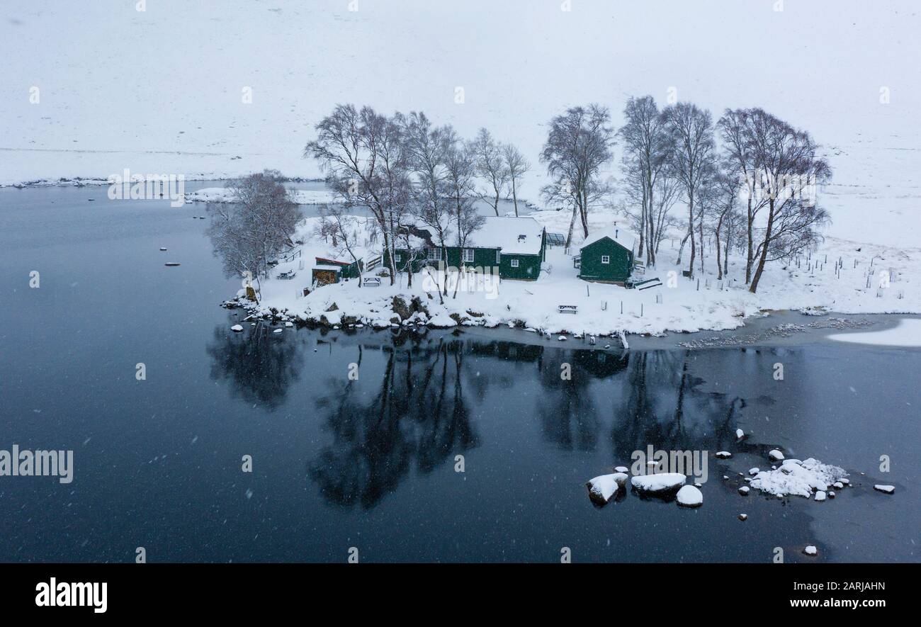 Loch Ossian, Écosse, Royaume-Uni. 28 Janvier 2020. Vue sur le paysage enneigé du Loch Ossian et de l'auberge de jeunesse Loch Ossian dans la région des Highlands. La neige est tombée en permanence à une profondeur de 8 pouces dans la région mardi. Iain Masterton/Alay Live News Banque D'Images