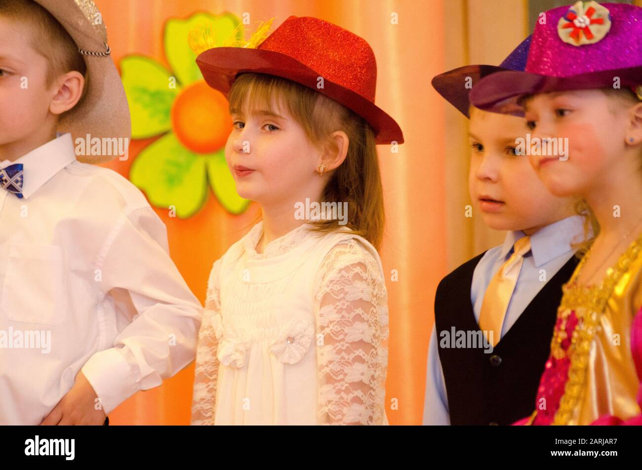 Hats Holiday, école maternelle de Malvin, Lutsk Ukraine 04/03/2015. Banque D'Images