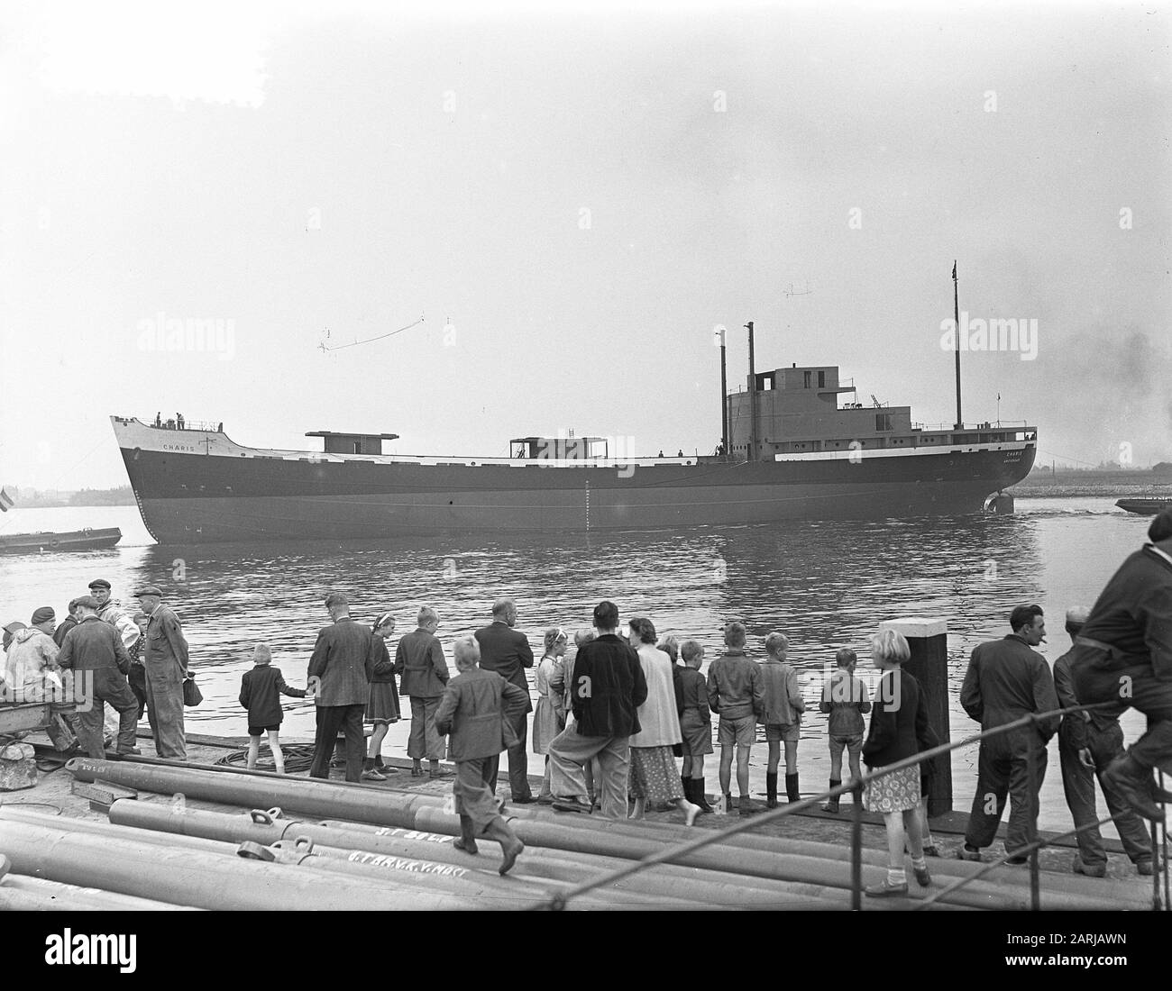 Tewaterlating Mme Charis à Bolnes pour KNSM par Mme Kruseman Plantinga Date: 4 octobre 1953 lieu: Bolnes mots clés: Tewaterlatingen Nom de l'institution: KNSM, MS Charis Banque D'Images