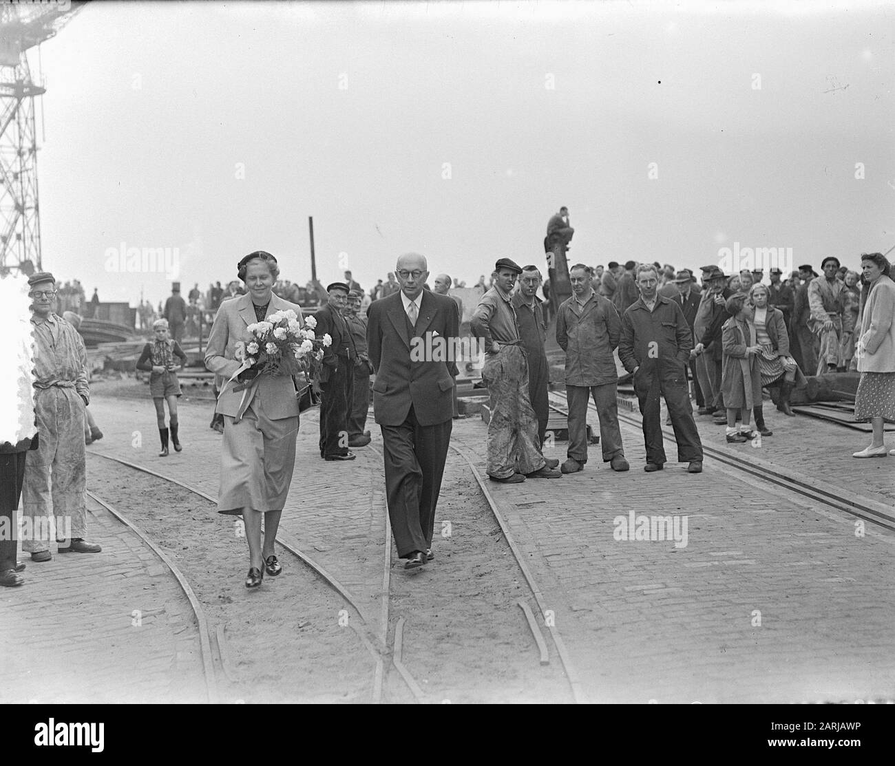 Tewaterlating Mme Charis à Bolnes pour KNSM par Mme Kruseman Plantinga Date: 4 octobre 1953 lieu: Bolnes mots clés: Tewaterlatingen Nom de l'institution: KNSM, MS Charis Banque D'Images