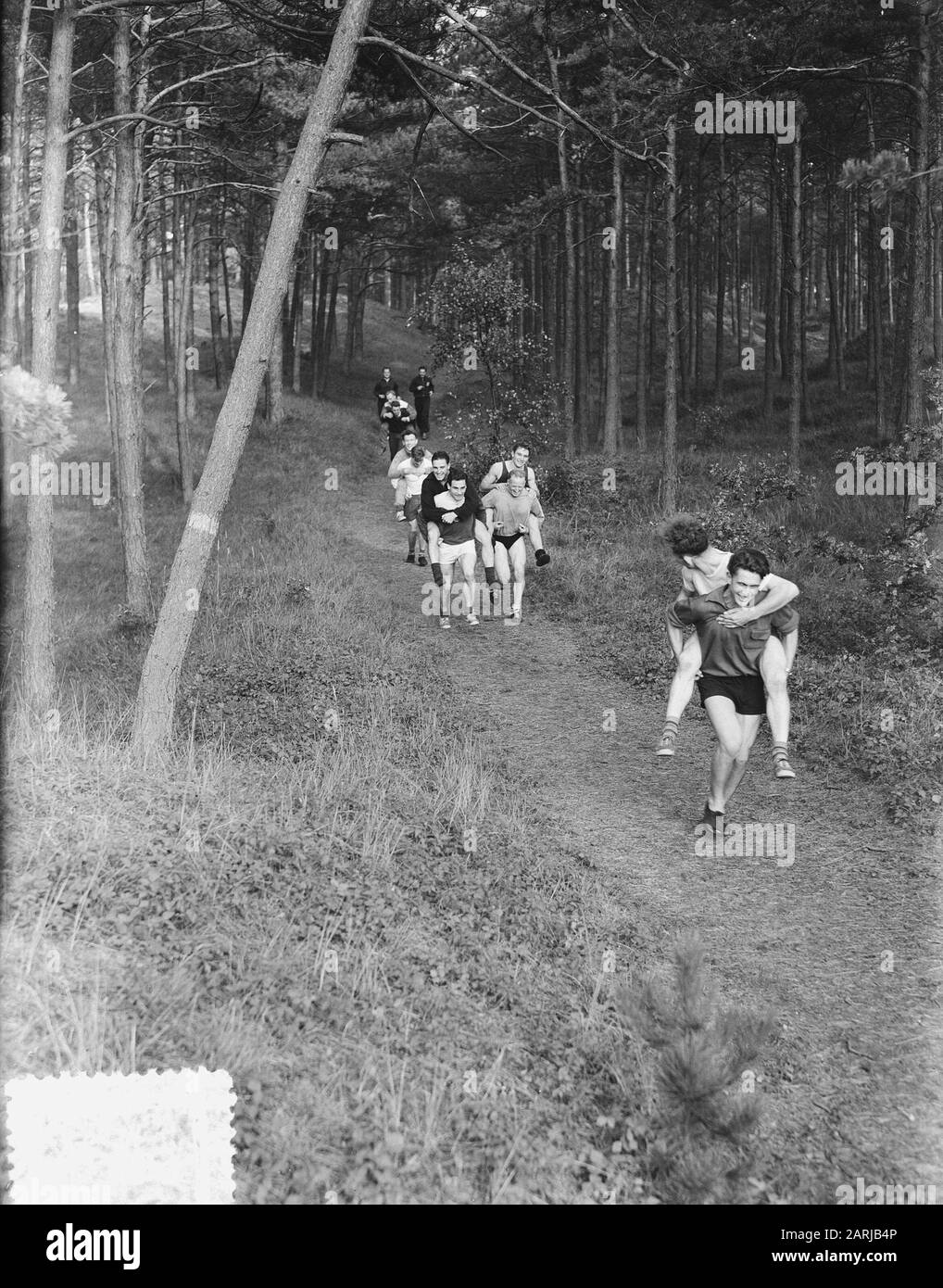 Formation équipe de patinage néerlandaise DIRECTEURS INFORMATIQUES Overveen Date : 3 octobre 1953 lieu : Overveen mots clés : équipes de patinage, formations Nom personnel : DSI Banque D'Images