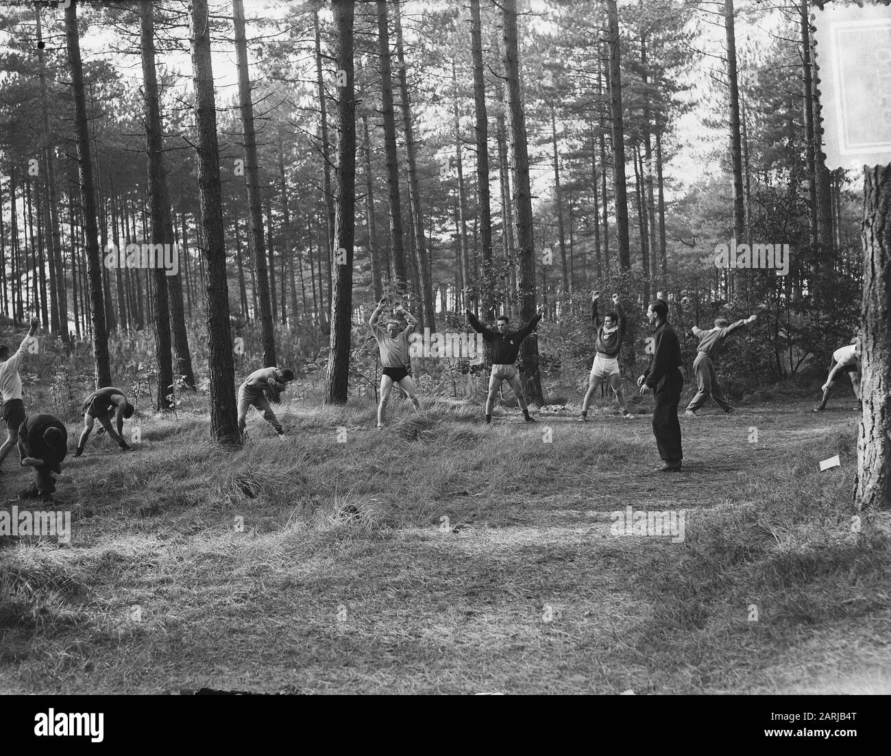 Formation équipe de patinage néerlandaise DIRECTEURS INFORMATIQUES Overveen Date : 3 octobre 1953 lieu : Overveen mots clés : équipes de patinage, formations Nom personnel : DSI Banque D'Images