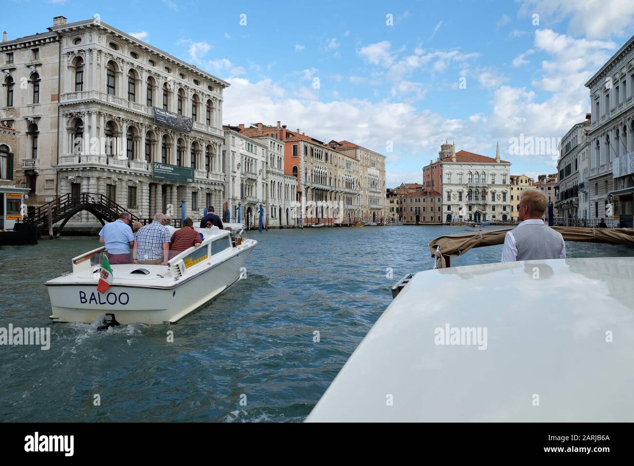 Venise, Italie : vue sur l'extrémité est du Grand Canal prise d'un Motoscafi Banque D'Images