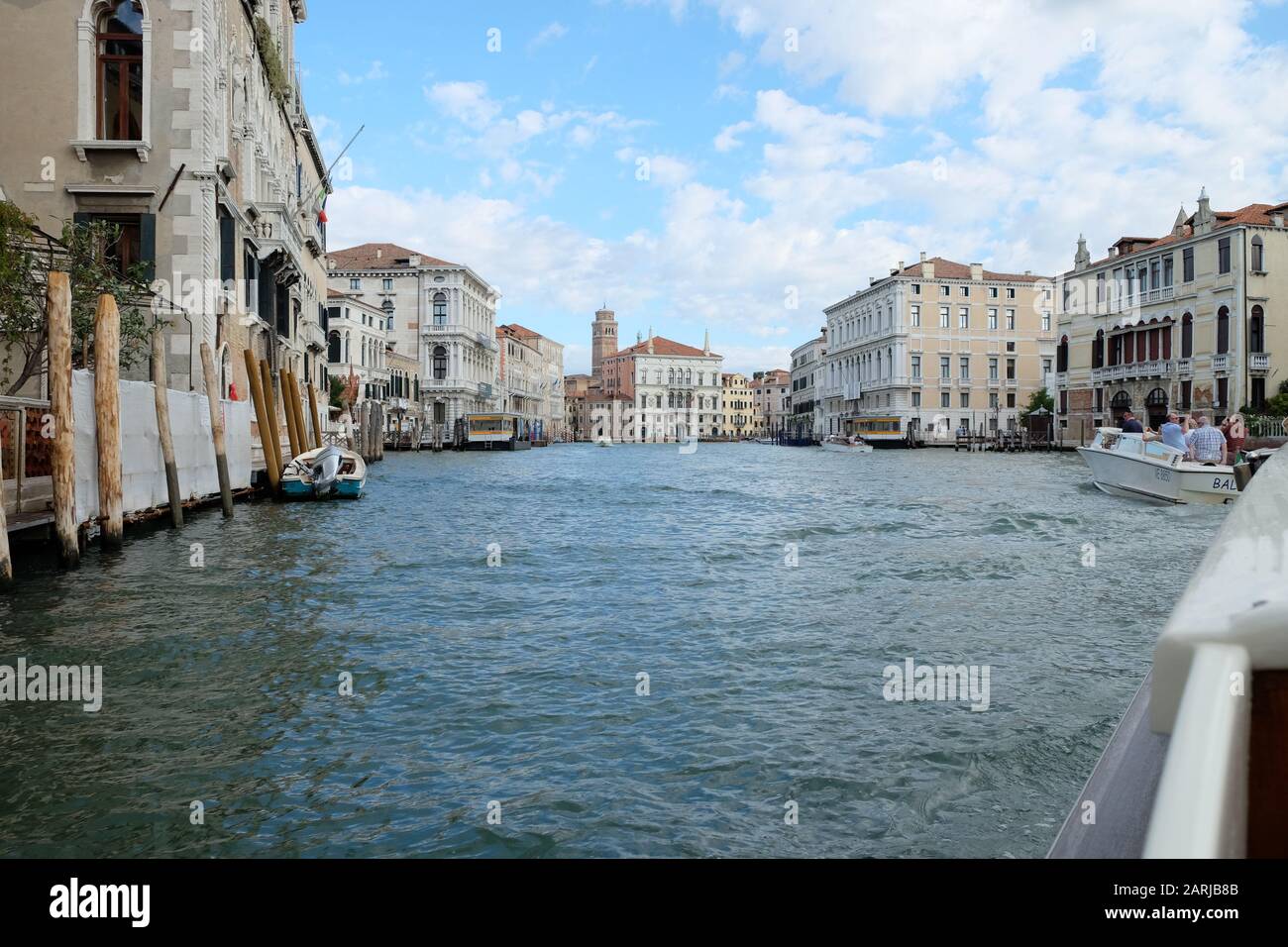 Venise, Italie : vue sur l'extrémité est du Grand Canal prise d'un Motoscafi Banque D'Images