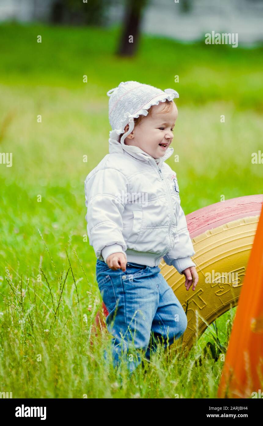 5 ans petite fille mignonne jouant dans le parc ensoleillé d'été.Happy kid fille marchant et sautant dans une forêt.enfants jouent à l'extérieur.maternelle à l'école Banque D'Images