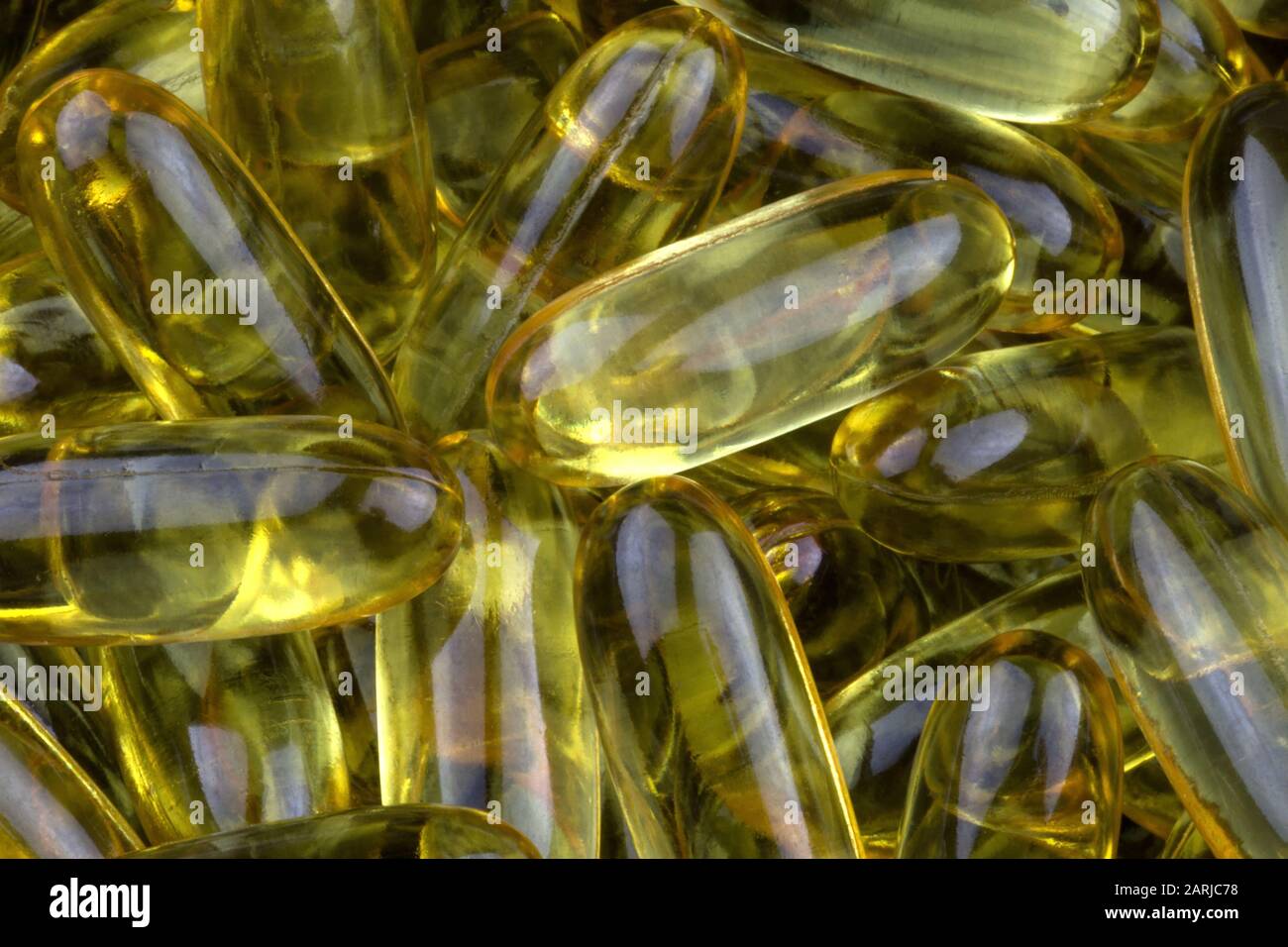 Une pile aléatoire de capsules d'huile de foie de morue Banque D'Images