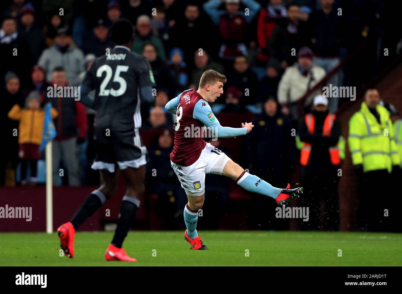 Matt Targett d'Aston Villa pendant la demi-finale de la coupe Carabao, match de deuxième jambe à Villa Park, Birmingham. Banque D'Images