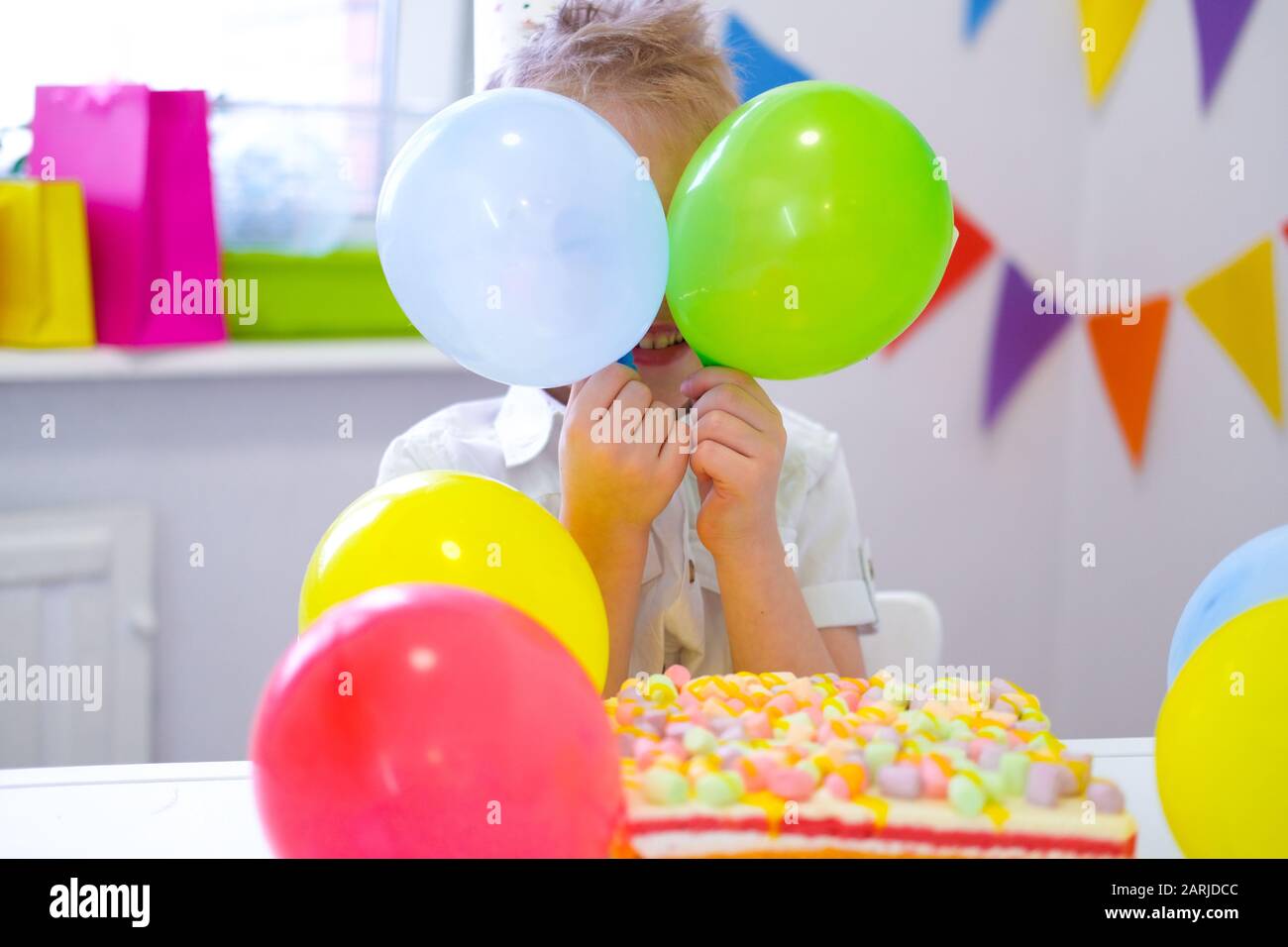 Anniversaire Garcon Cache Derriere Des Ballons Colores Pres De Anniversaire Gateau Arc En Ciel Fond De Festivel Fete D Anniversaire Drole Photo Stock Alamy Anniversaire Garcon Cache Derriere Des Ballons Colores Pres De Anniversaire Gateau Arc En Ciel Fond De Festivel Fete D Anniversaire Drole Photo Stock Alamy