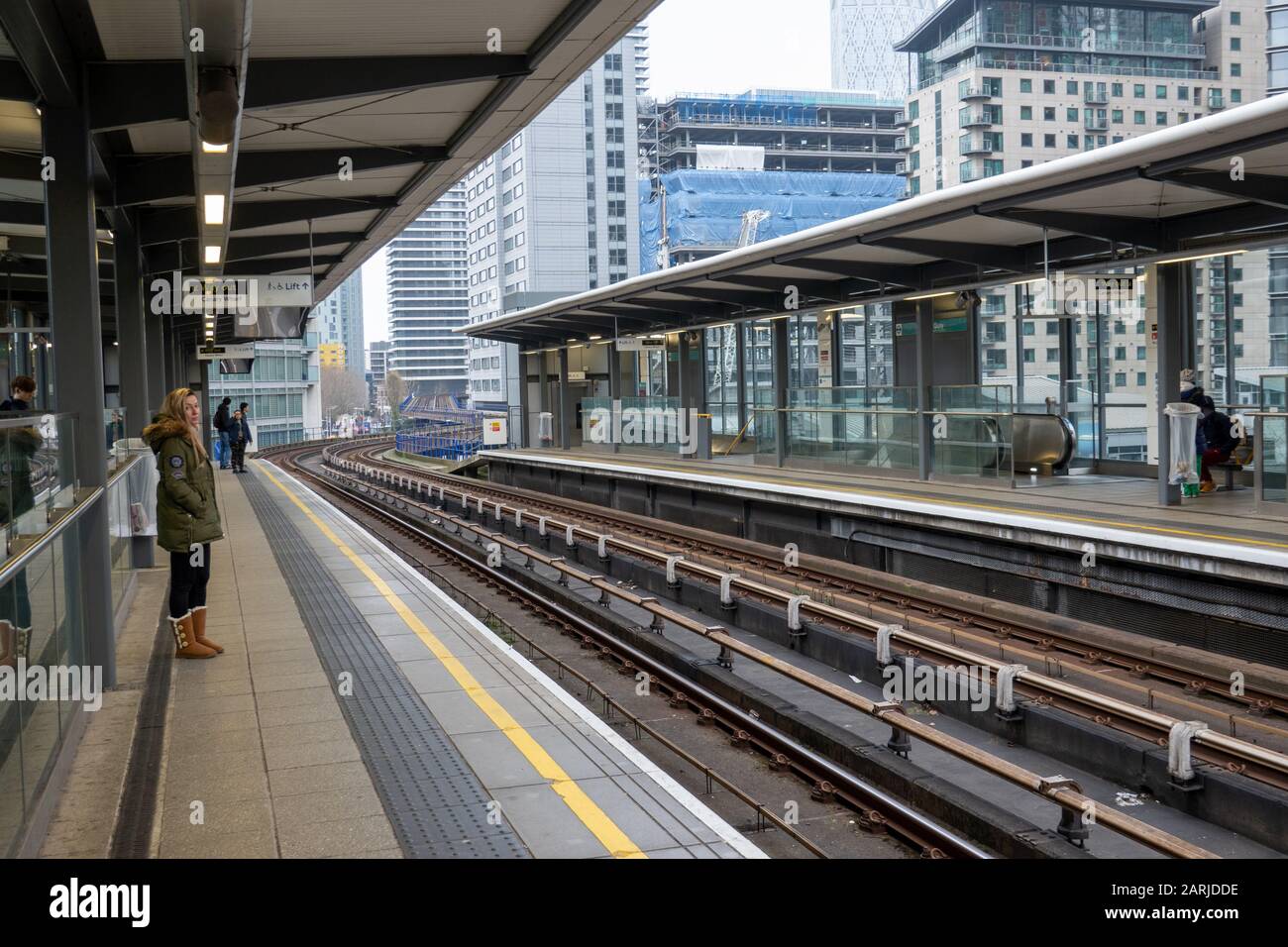 Passagers en attente sur la plate-forme à South Quay, London Docklands Light Railway Banque D'Images