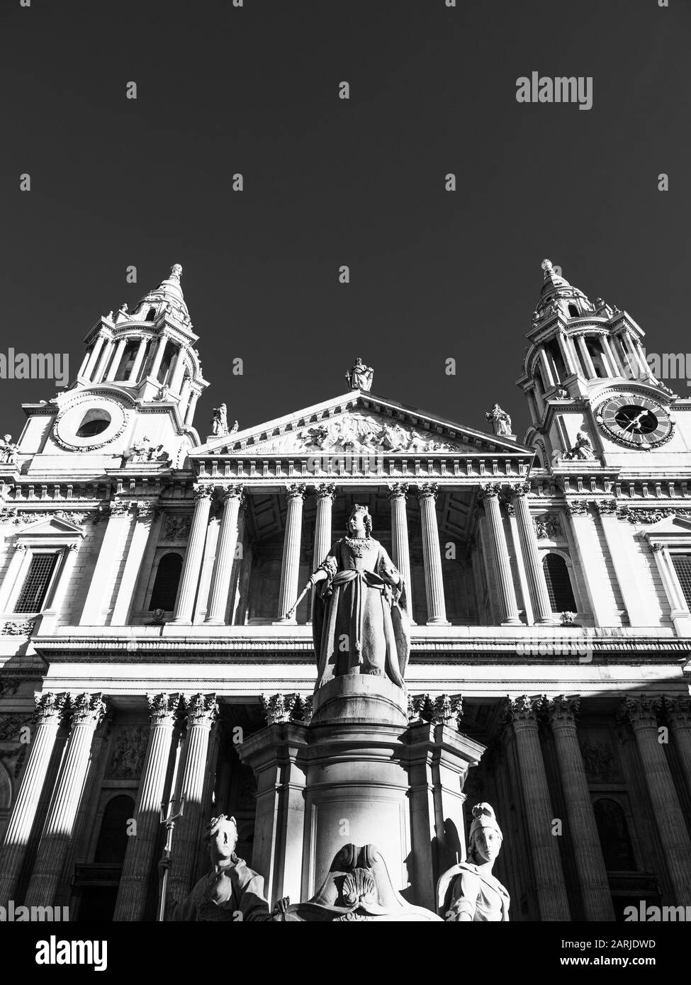 Noir et blanc, Statue de la Reine Anne, St Paul Churchyard, face ouest de la cathédrale St Pauls, City of London, England, Royaume-Uni, GB. Banque D'Images
