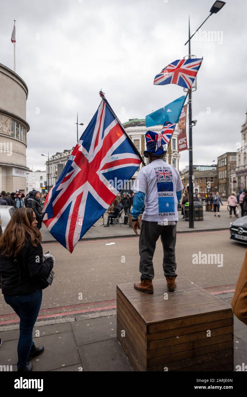 « Bye Bye Europe », Le Protster Du Brexit Sur Le Drapeau Somalien, Camden Town, Londres, Royaume-Uni Banque D'Images