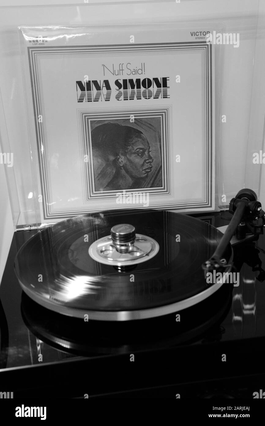 Nina Simone vinyle record jouant noir et blanc Banque D'Images