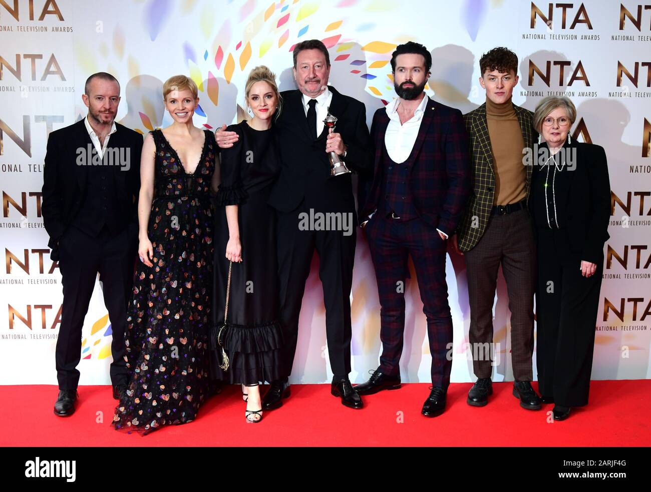 Anthony Byrne, Kate Philips, Sophie Rundle, Steven Knight, Emmett J. Scanlan, Harry Kirton et invité (de gauche à droite) à accepter le meilleur prix Drama pour « Peaky Blinders » lors des National Television Awards à la London's O2 Arena. Banque D'Images