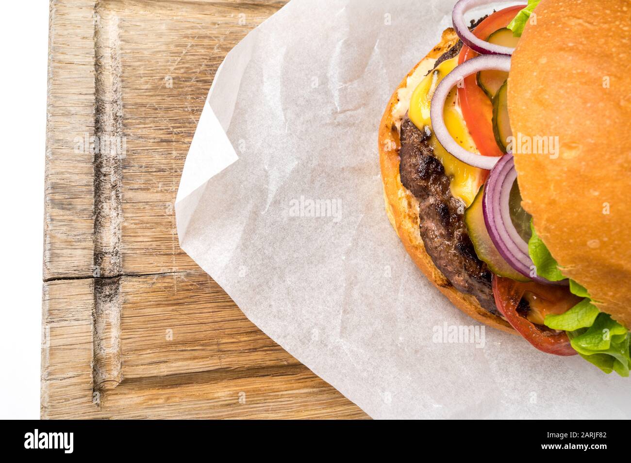 Un délicieux hamburger maison sur une planche en bois. Vue du dessus plat avec espace de copie pour votre texte Banque D'Images