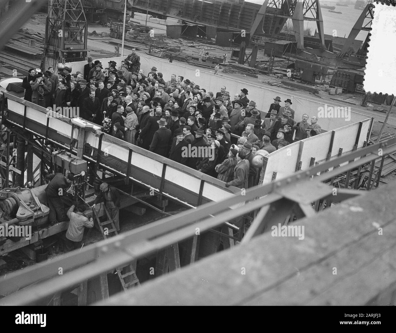 Tewaterlating Crania by C. van der Giessen & Zoonen's Shipwerven N.V., Krimpen aan den IJssel Date: 11 January 1955 lieu: Krimpen aan den IJssel mots clés: Tewaterlatingen Nom de l'établissement: C. van der Giessen & Zoonen's Scheepswerven N.V. Banque D'Images