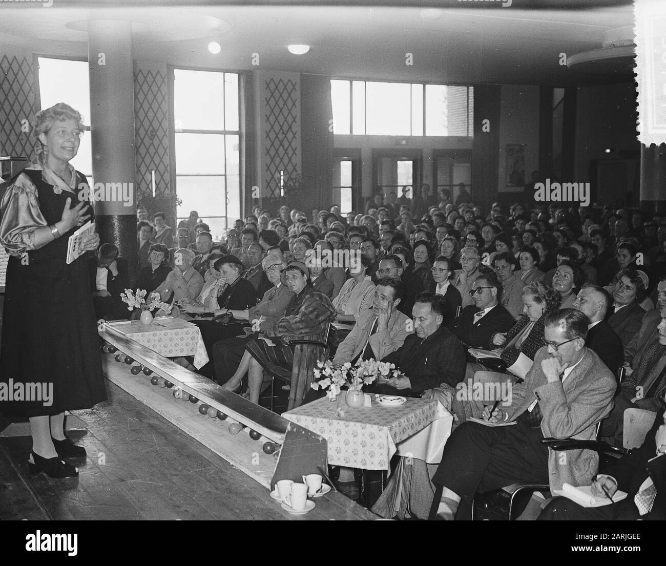 Journée mondiale du baccalauréat à la Houtrushallen à la Haye. Mary Pos a apporté un message spécial de l'Amérique Annotation: Mary Pos (1904-1987) était une journaliste d'auteur et de voyage Date: 18 mai 1955 lieu: La Haye, Zuid-Holland mots clés: Auteurs, réunions, journalistes, Bachelors Nom personnel: POS Mary Banque D'Images