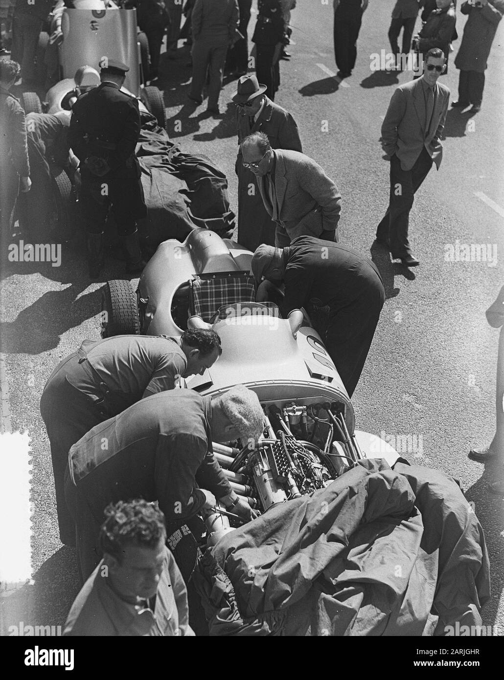 Formation pour le Grand Prix des Pays-Bas sur Zandvoort, Control Mercedeswagen Date: 17 juin 1955 lieu: Noord-Holland, Zandvoort mots clés: Voitures, cars Nom de l'institution: Mercedes : Bilsen, Joop van/Anefo Banque D'Images