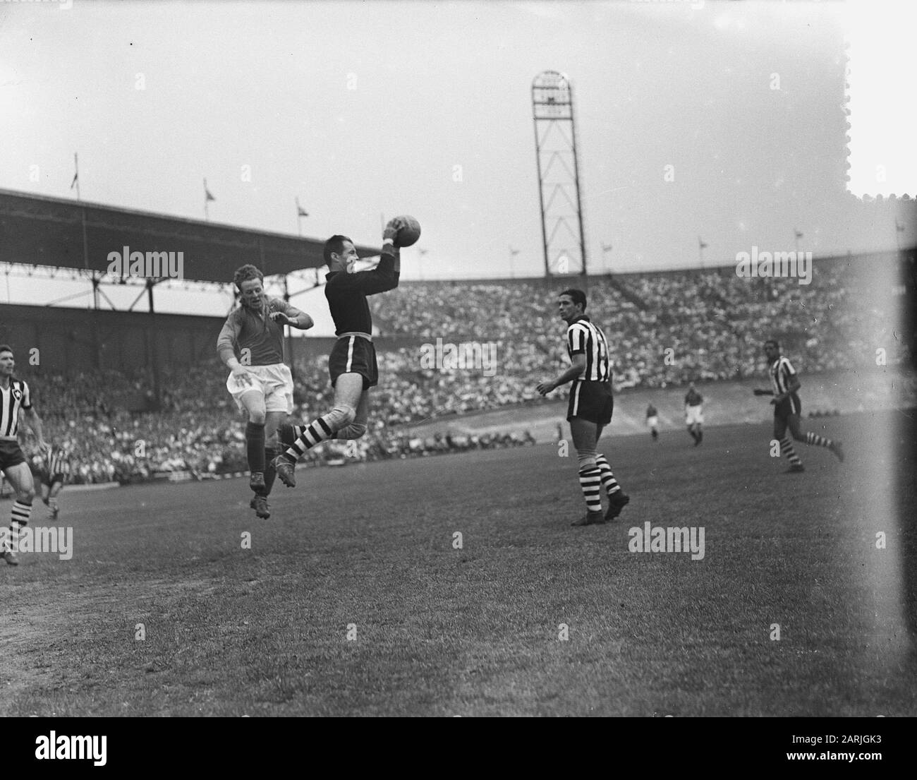 Football Le Plus Dur en duel Date: 19 juin 1955 mots clés: Duels, sport, football Nom De Personne: Le plus dur Banque D'Images