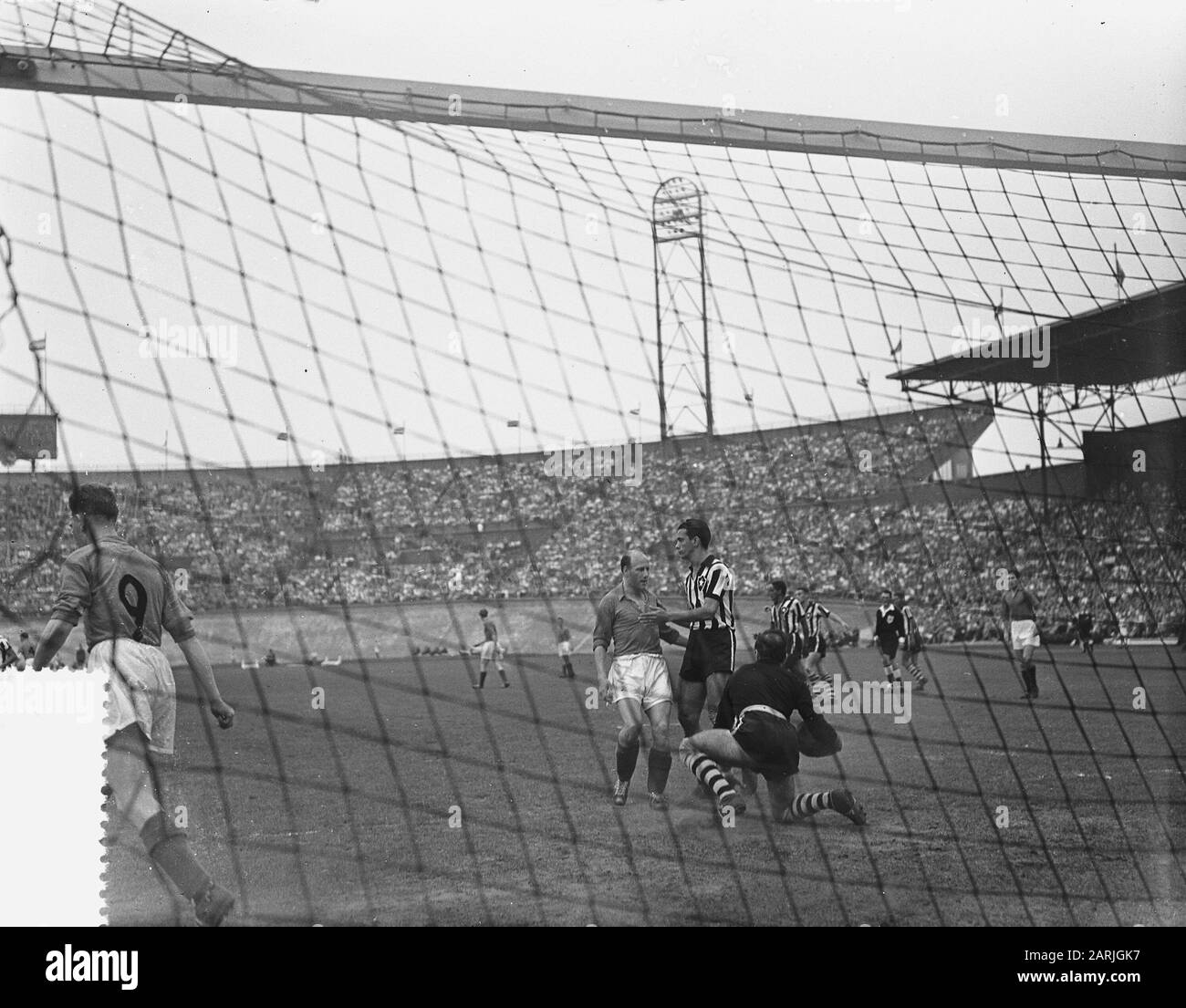 Football Le Plus Dur en duel Date: 19 juin 1955 mots clés: Duels, sport, football Nom De Personne: Le plus dur Banque D'Images