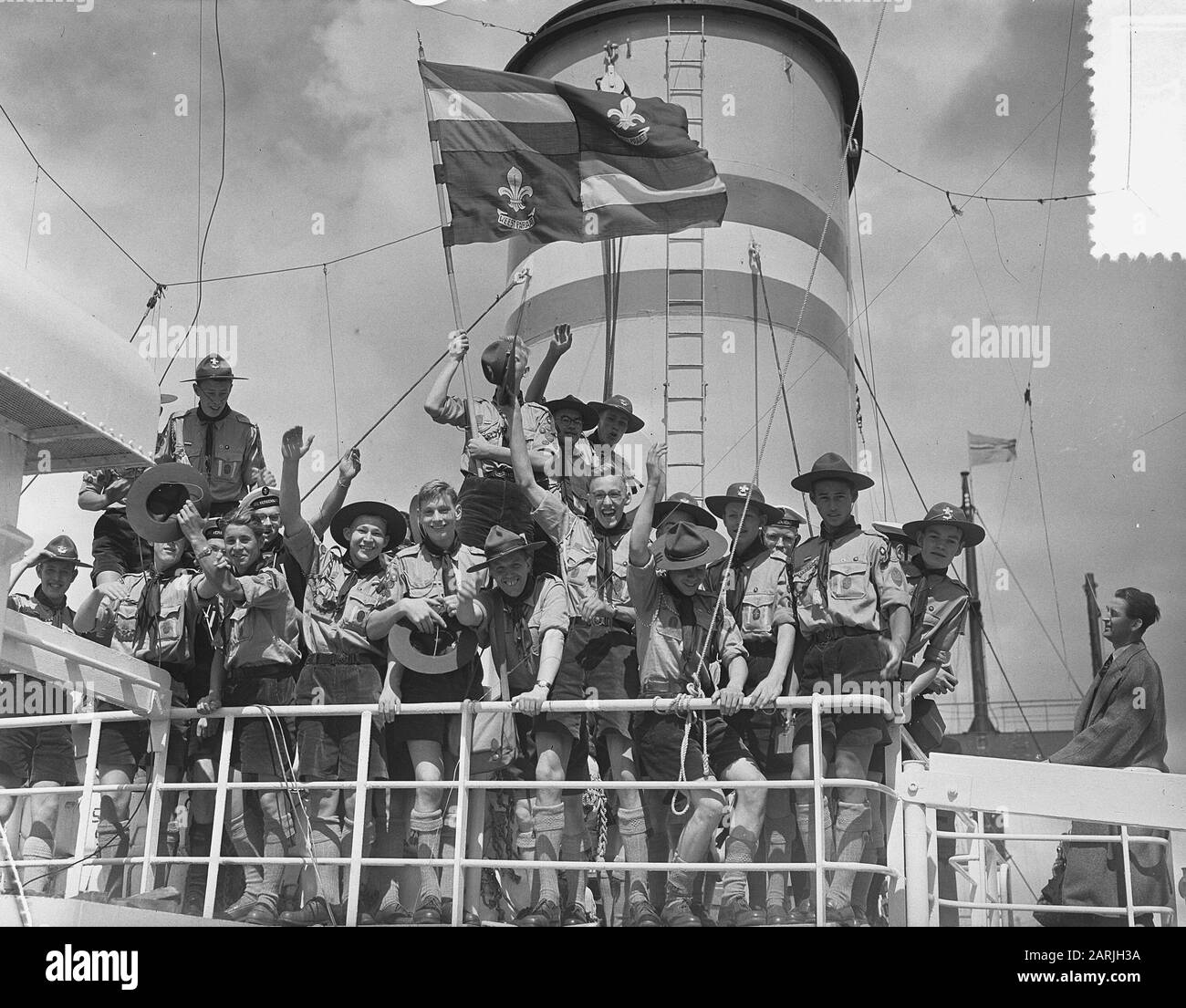Départ des scouts de garçons occasionnels de Rotterdam avec Groote Beer à Jamboree au Canada Date : le 8 août 1955 lieu : Rotterdam, South-Holland mots clés : scouts de garçons, bateaux Banque D'Images