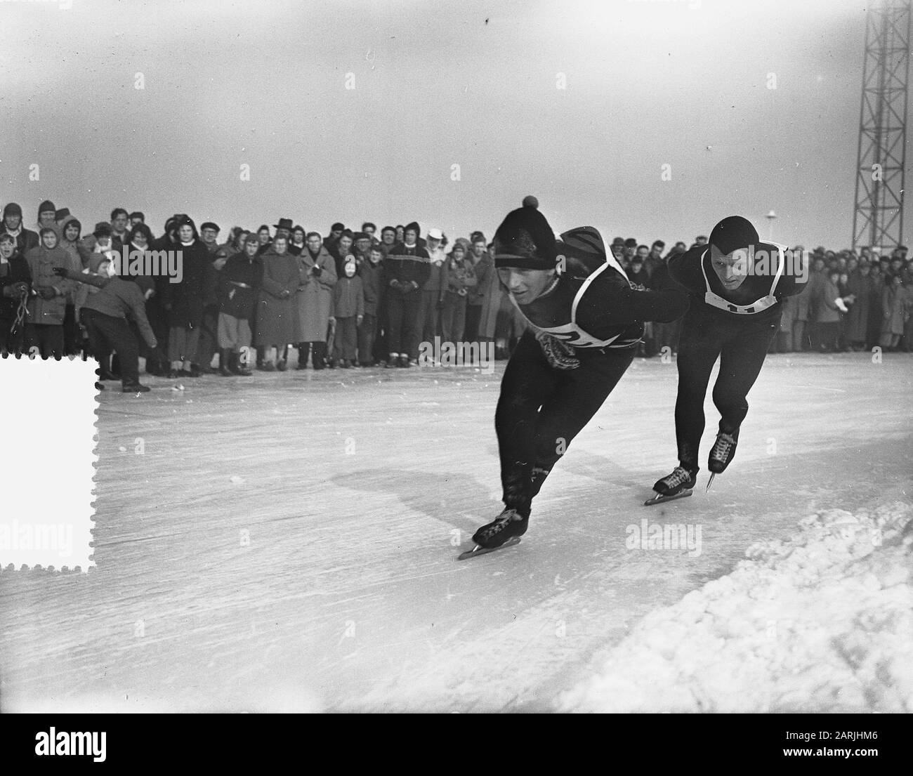 Concours de patinage sur glace pour le grand prix d'Amsterdam. Jean van de Berg (numéro 11) première date: 17 février 1956 lieu: Amsterdam, Noord-Holland mots clés: Prix, compétitions de patinage Nom personnel: Jean van de Berg Banque D'Images