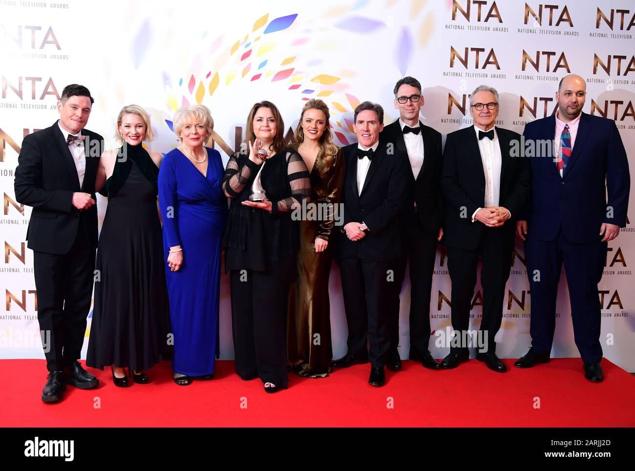 Mathew Horne, Joanna Page, Alison Steadman, Ruth Jones, Laura Aikman, Rob Brydon, Robert Wilfort, Larry Lamb et invité (de gauche à droite) à accepter le prix impact pour 'Gavin et Stacey, offre spéciale de Noël' dans la salle de presse lors des National Television Awards à la London's O2 Arena. Banque D'Images