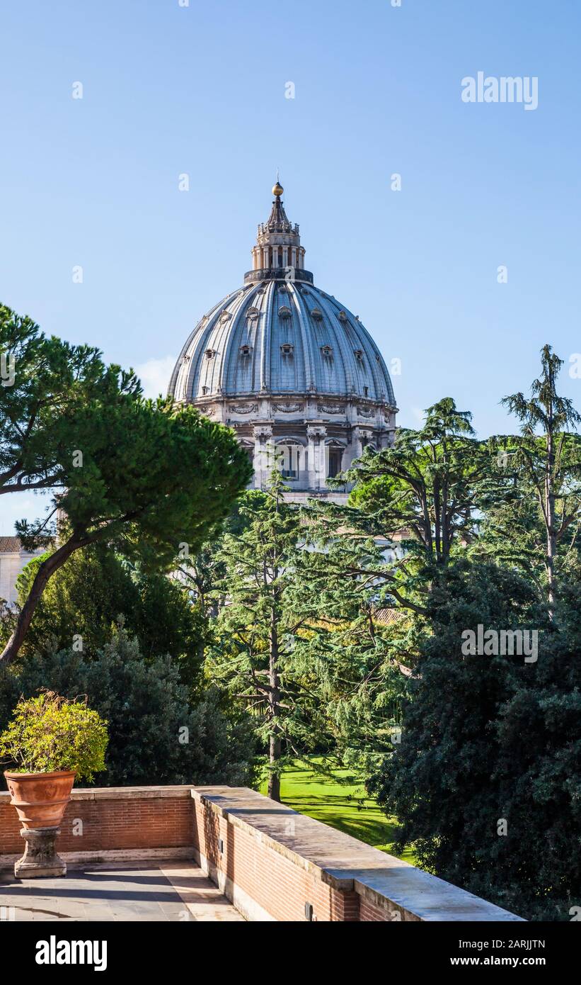 Vue sur la basilique Saint-Pierre depuis une cour du Musée du Vatican, Cité du Vatican. Banque D'Images
