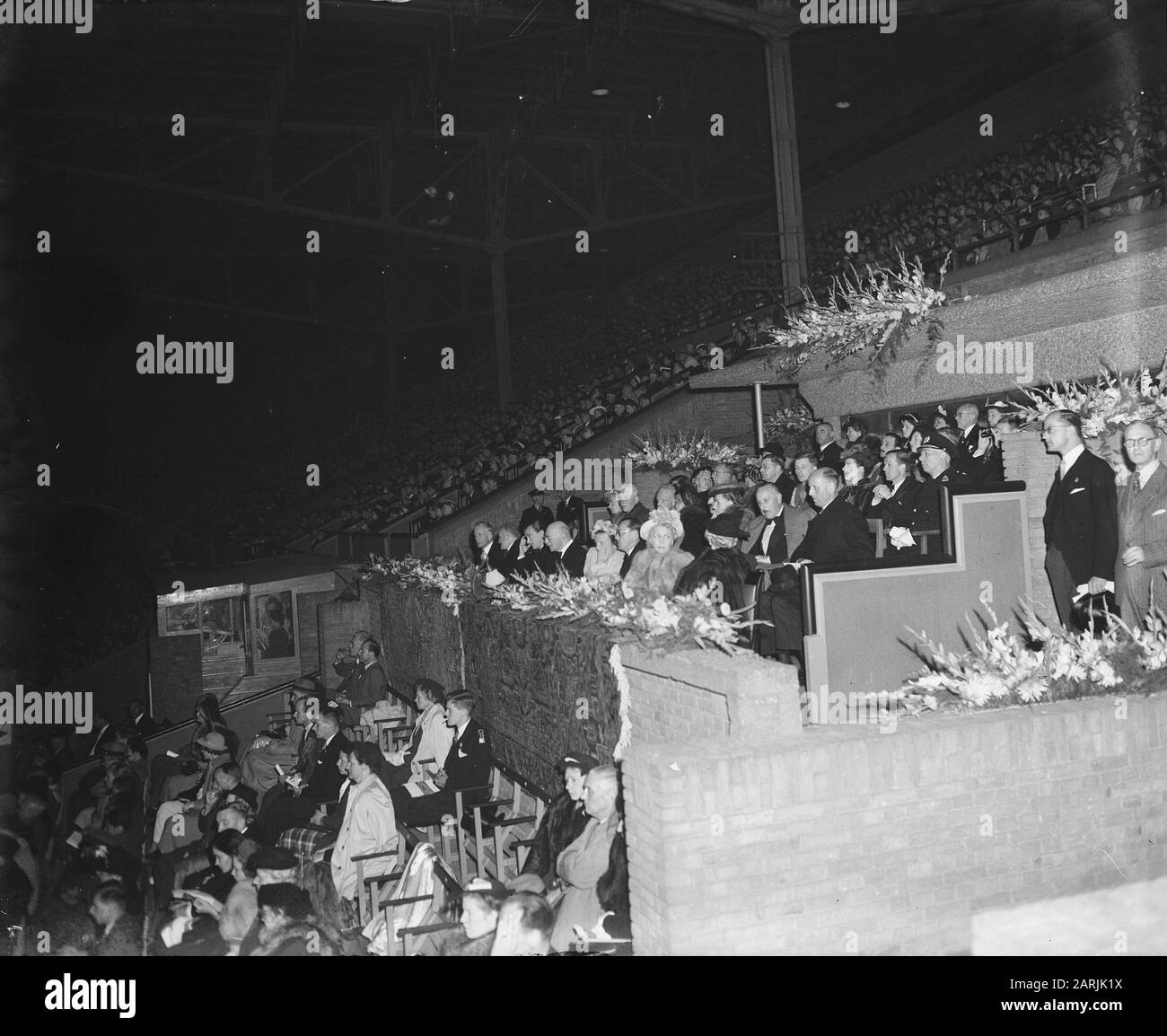 Abdication Reine Wilhelmina/Inauguration de la Reine Juliana Juliana nouvelle reine. Un événement sportif au stade olympique d'Amsterdam, inspiré des idées du directeur de masse Carel Briels. Un hommage au monde sportif néerlandais, dans lequel toutes les branches du sport sont représentées. Dans la galerie honorifique Reine Juliana et Prince Bernhard, avec la comtesse anglaise d'Athlone (princesse Alice). À côté de la reine le comte d'Athlone, avec à côté de lui le prince Aschwin (frère du prince Bernhard. Date: 4 septembre 1948 lieu: Amsterdam, Noord-Holland mots clés: Inaugurations, maison royale, sports Banque D'Images