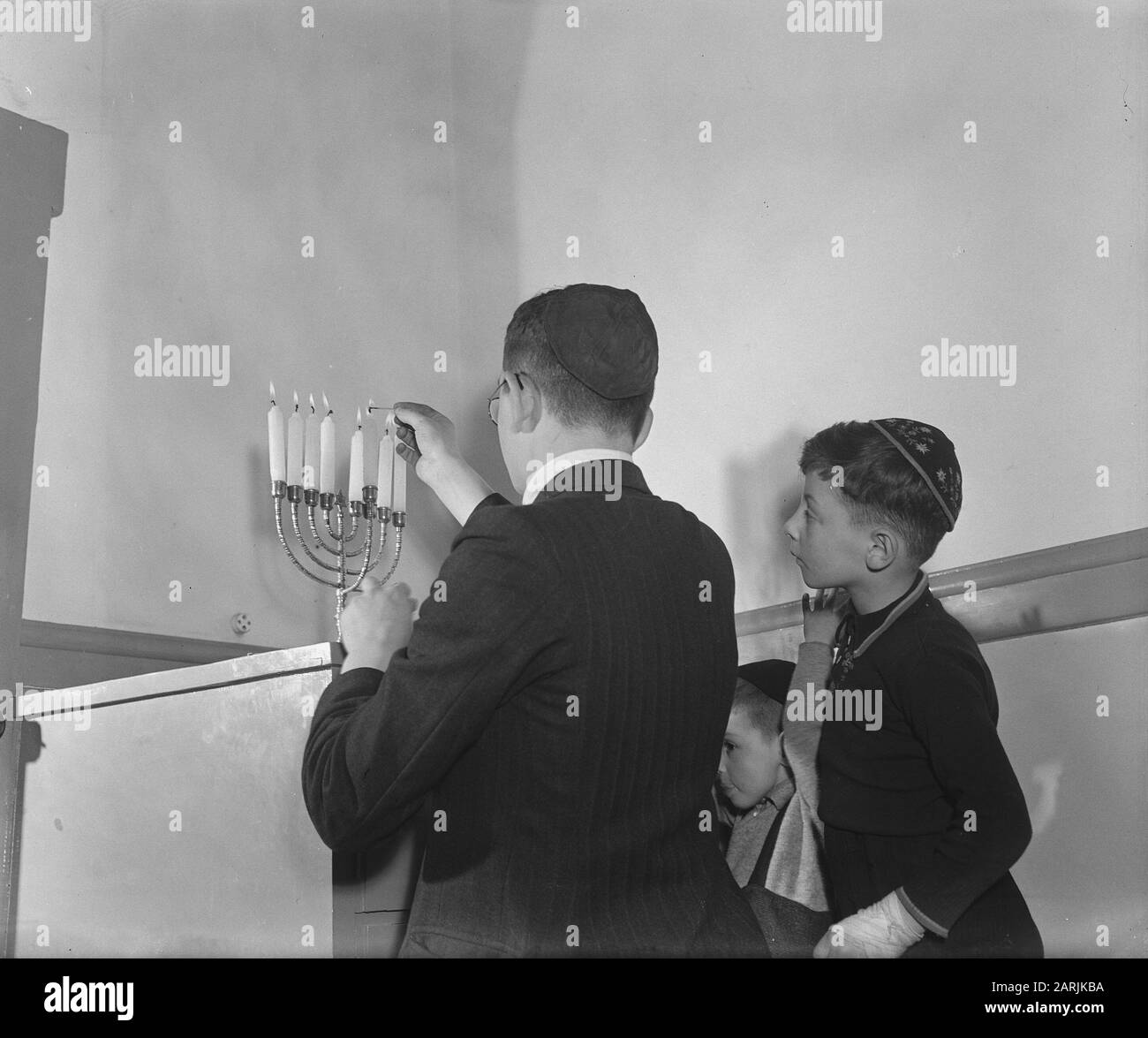 Rhudelsheim Foundation for Jewish Children Date : 18 janvier 1946 mots clés : chandeliers, keppeltjes, enfants, menoras, fondations Nom de l'institution : Rhudelsheimstichting Banque D'Images