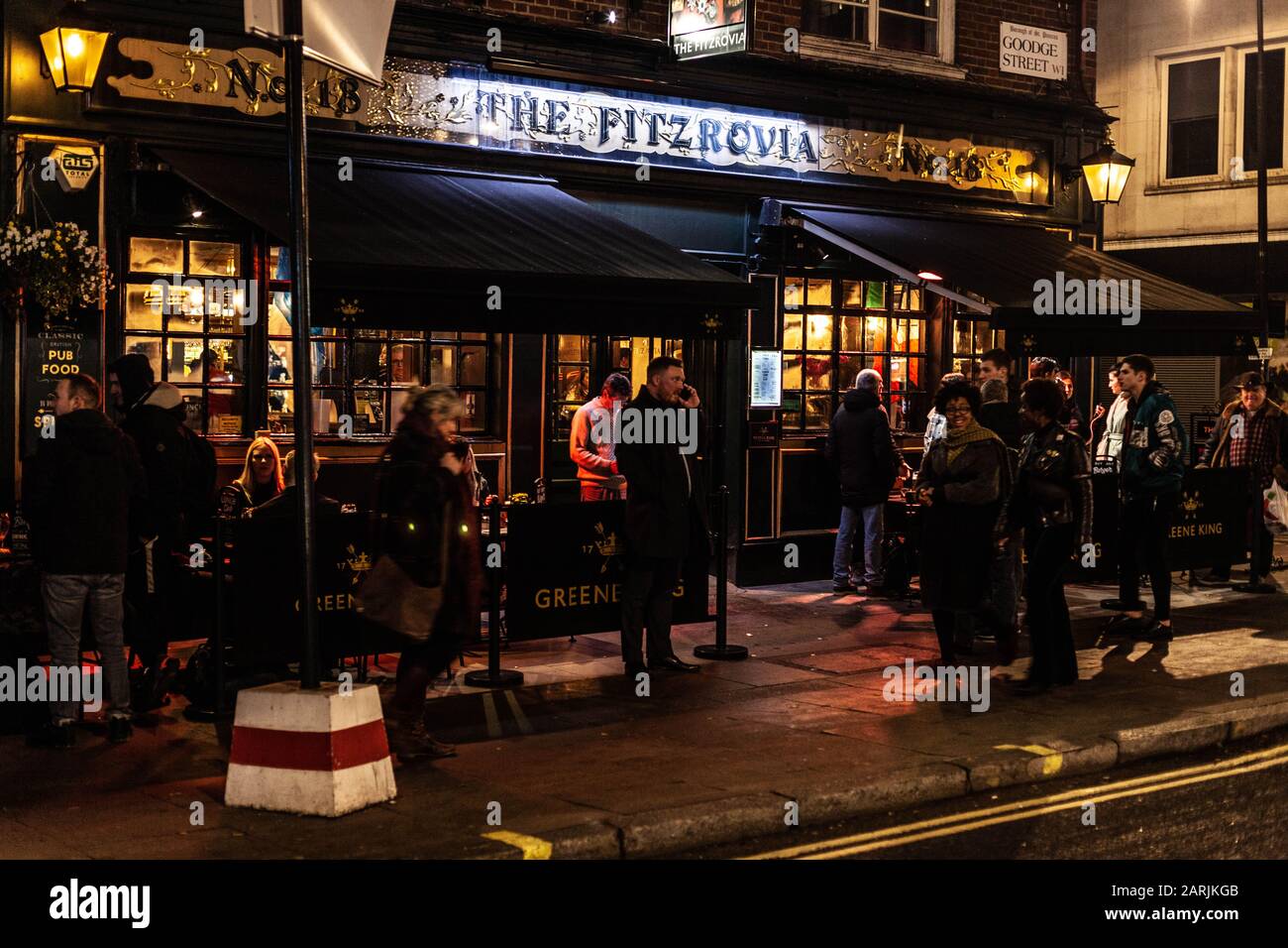Vue extérieure du pub Fitzrovia la nuit, Goodge Street, Londres, Angleterre, Royaume-Uni. Banque D'Images