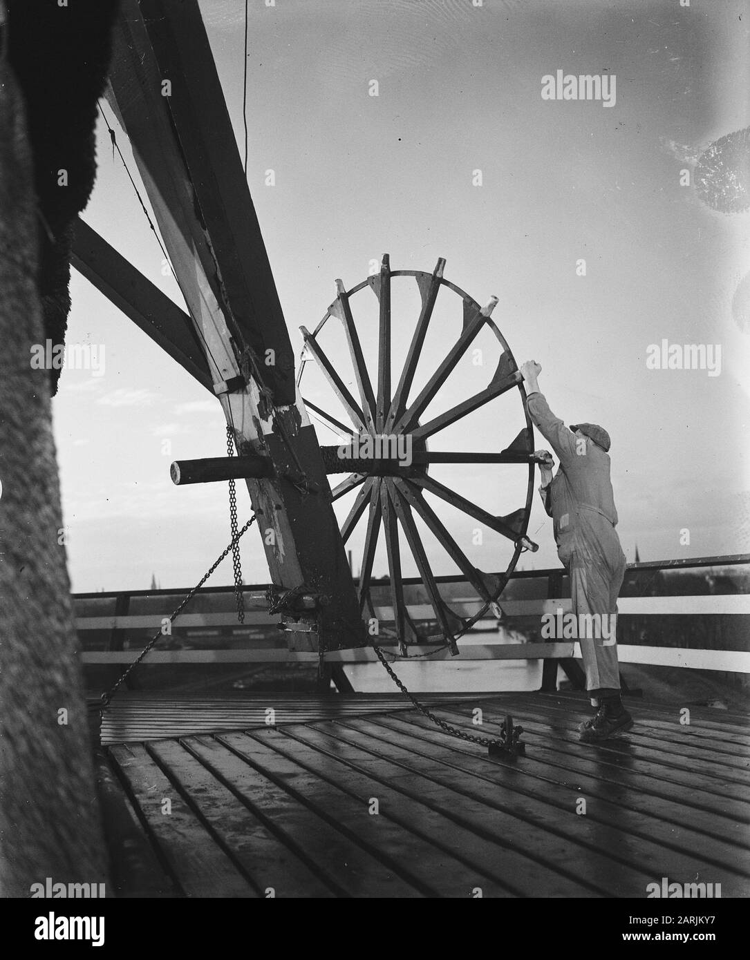 Le travail dans le moulin de Gooyer à la Funenkade à Amsterdam. Le passage à niveau (mis sur le vent) par le miller. Date: 4 Février 1946 Lieu: Amsterdam, Noord-Holland Mots Clés: Mills, Mills Nom Personnel: De Gooyer Banque D'Images