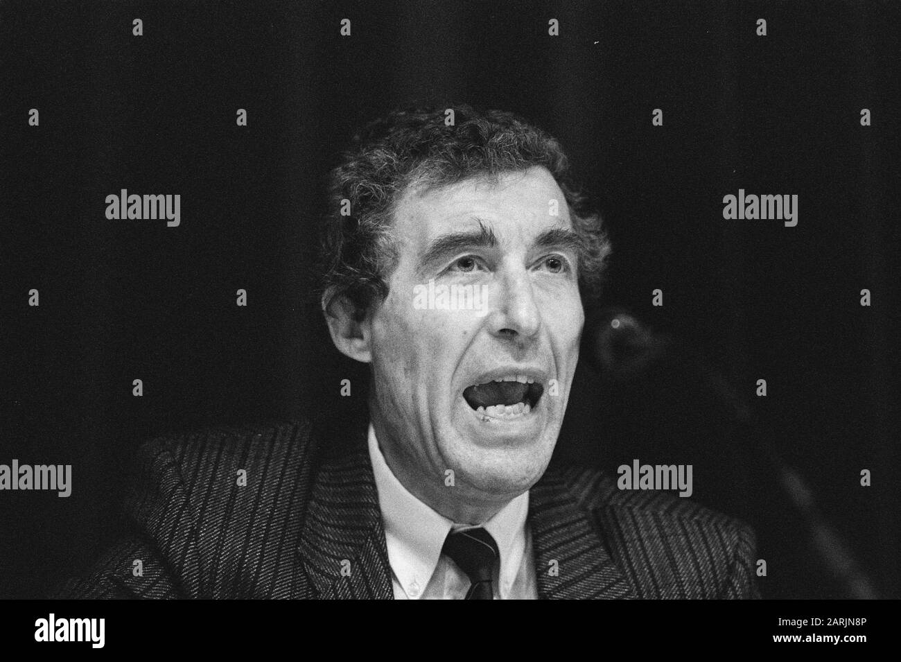 FNV-Président imprimerie et papier Toine Hoeze s'adresse à la réunion de protestation des syndicats graphiques à Amsterdam réunions, présidents, syndicats, Hoeze, A. Date: 3 mars 1989 lieu: Amsterdam, Noord-Holland mots clés: Syndicats, réunions, présidents Nom personnel: Hoeze, A. Banque D'Images