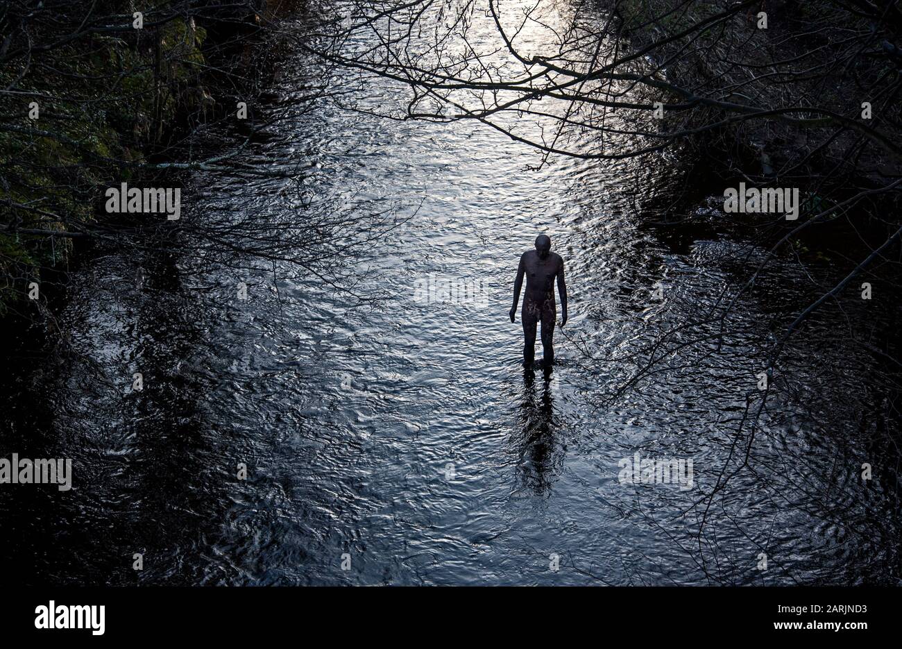 Une des sculptures de Sir Antony Gormley '6 Fois' dans l'eau de Leith à Stockbridge, Édimbourg, Écosse. ROYAUME-UNI. Banque D'Images