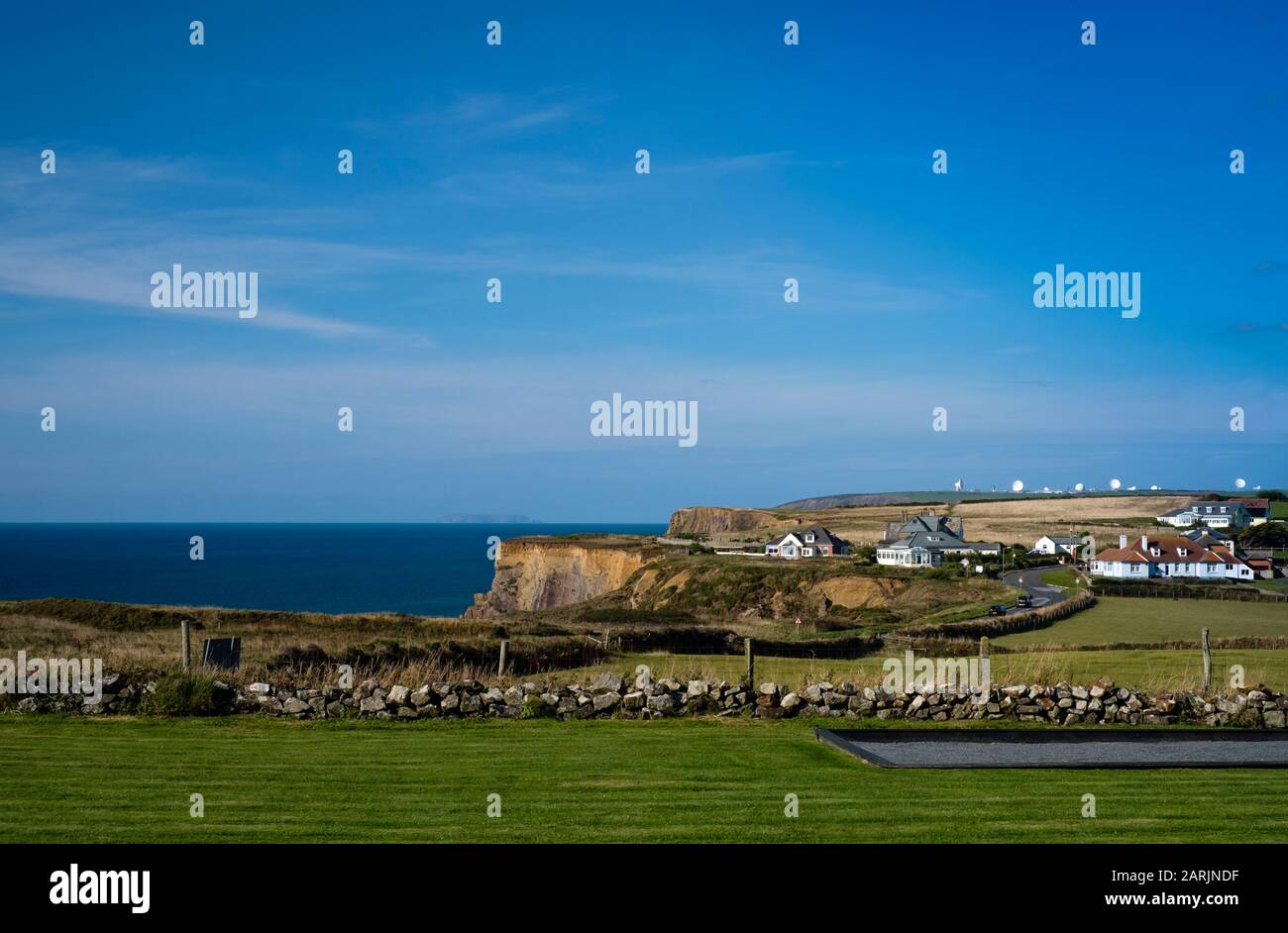 Le village d'Upton est situé sur la falaise de Bude Bay avec une vue magnifique sur l'Atlantique, non loin de GCHQ Bude, alias CSO Morwenstow Banque D'Images