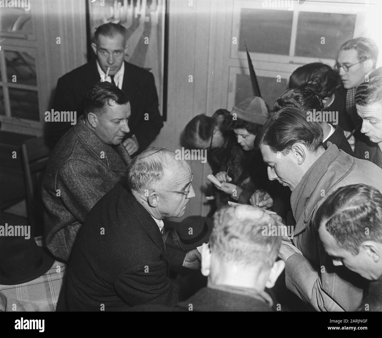 Les journalistes posent des questions aux deux membres de la Commission Des Bons services, Graham (avec lunettes) et Kirby Annotation: Sujet deux membres de la Commission des Bons services des États-Unis (Graham et Kirby) Date: 31 janvier 1948 lieu: Schiphol mots clés: Arrivée et départ, commissions, journalistes Nom personnel: Graham, Frank P., Kirby, Richard Banque D'Images