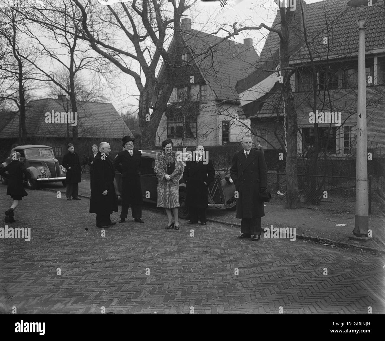 Le maire de l'installation Zandvoort, M. H.M. van Fenema. Le nouveau maire sera rencontré à la frontière municipale de Zandvoort Date: 31 janvier 1948 lieu: Noord-Holland, Zandvoort mots clés: Maires Nom personnel: Fenema, Hector M. van Banque D'Images